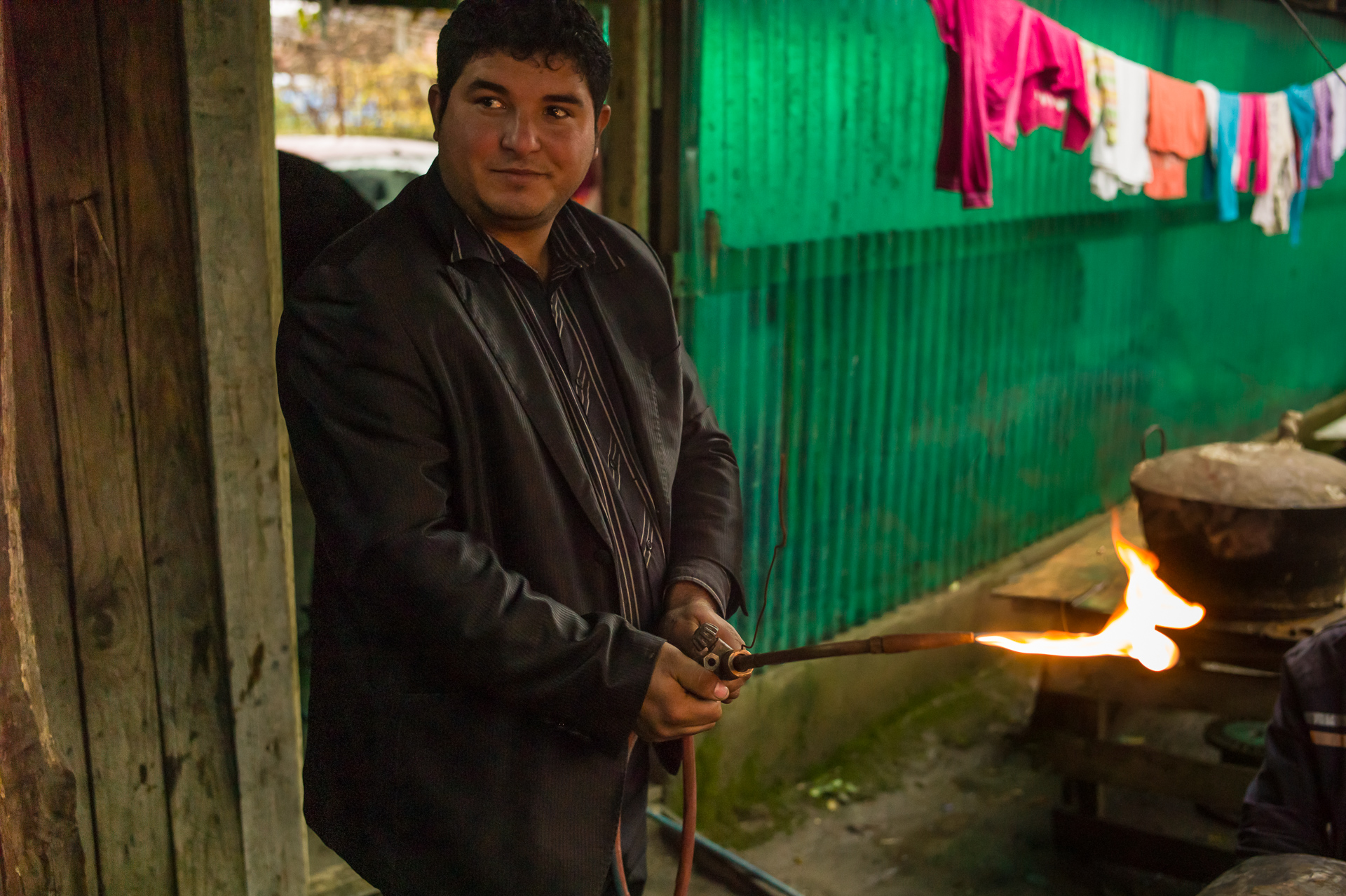 Geo sudează un cazan de țuică în curtea casei unchiului său, Cioabă. Corcova, România, noiembrie 2014 Geo sudează un cazan de țuică în curtea casei unchiului său, Cioabă. Corcova, România, noiembrie 2014