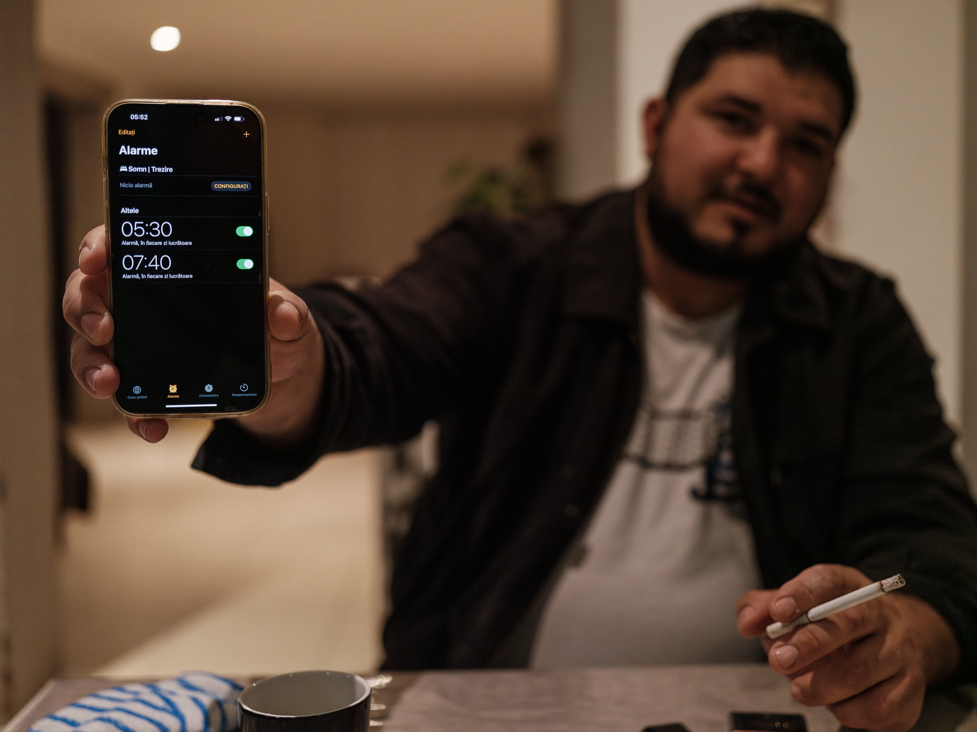 Geo are două alarme pe telefon: una la 5.30, când se trezește să meargă la muncă, și alta la 7.40, când o sună pe Marina, soția lui, să verifice dacă a trimis copiii la școală. La Louvière, Belgia, aprilie 2024 Geo are două alarme pe telefon: una la 5.30, când se trezește să meargă la muncă, și alta la 7.40, când o sună pe Marina, soția lui, să verifice dacă a trimis copiii la școală. La Louvière, Belgia, aprilie 2024