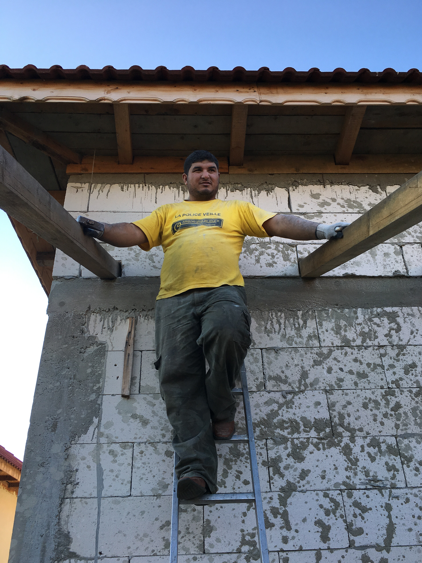 Geo lucrează la casă, Corcova, România, noiembrie 2015 Geo lucrează la casă, Corcova, România, noiembrie 2015