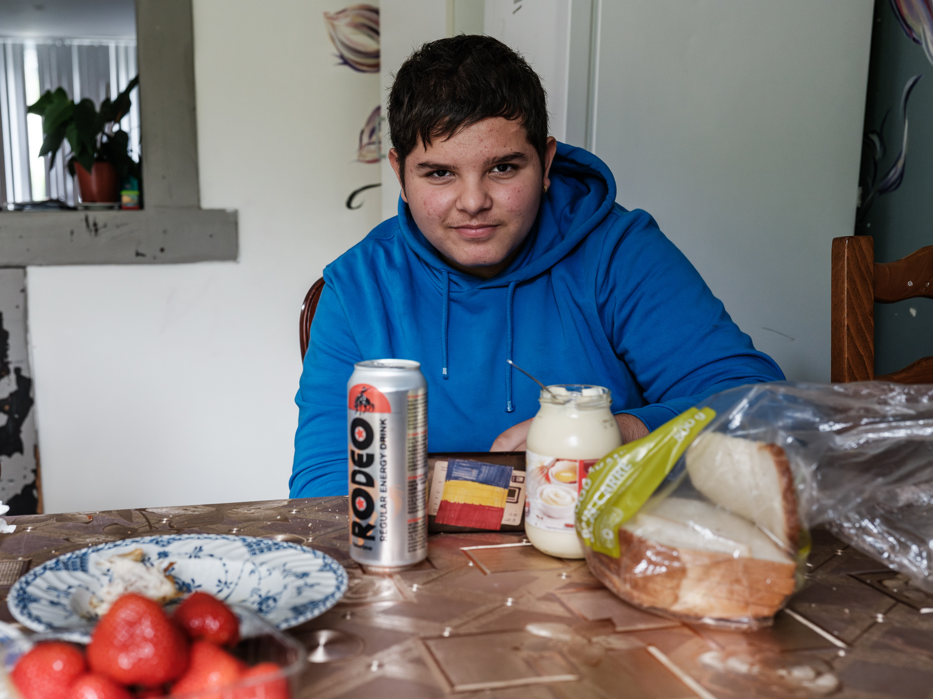 Ionuț în bucătăria casei din La Louvière, Belgia, iunie 2024 Ionuț în bucătăria casei din La Louvière, Belgia, iunie 2024