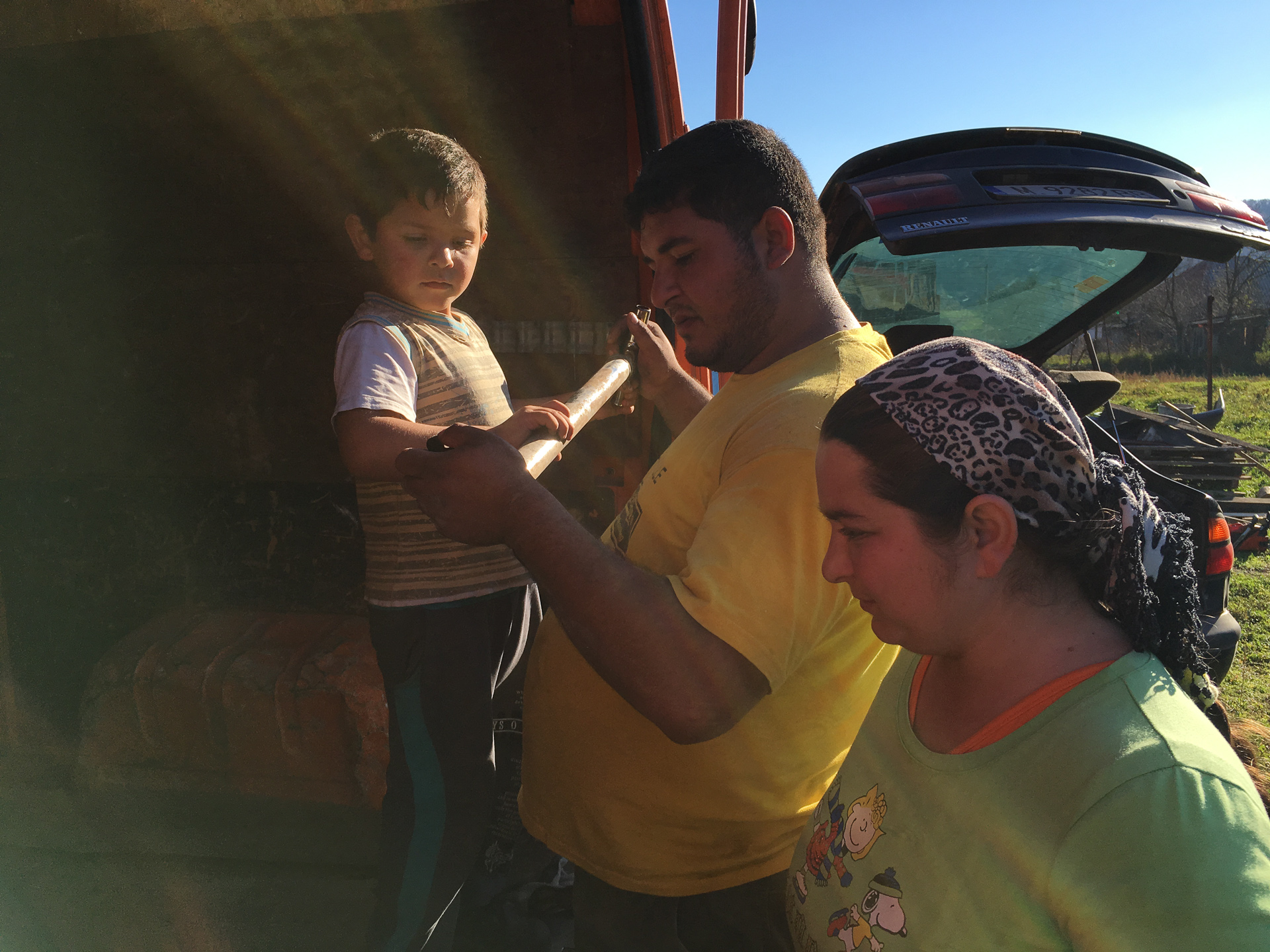 Geo, Marina și fiul lor, Ionuț, Corcova, România, noiembrie 2015 Geo, Marina și fiul lor, Ionuț, Corcova, România, noiembrie 2015