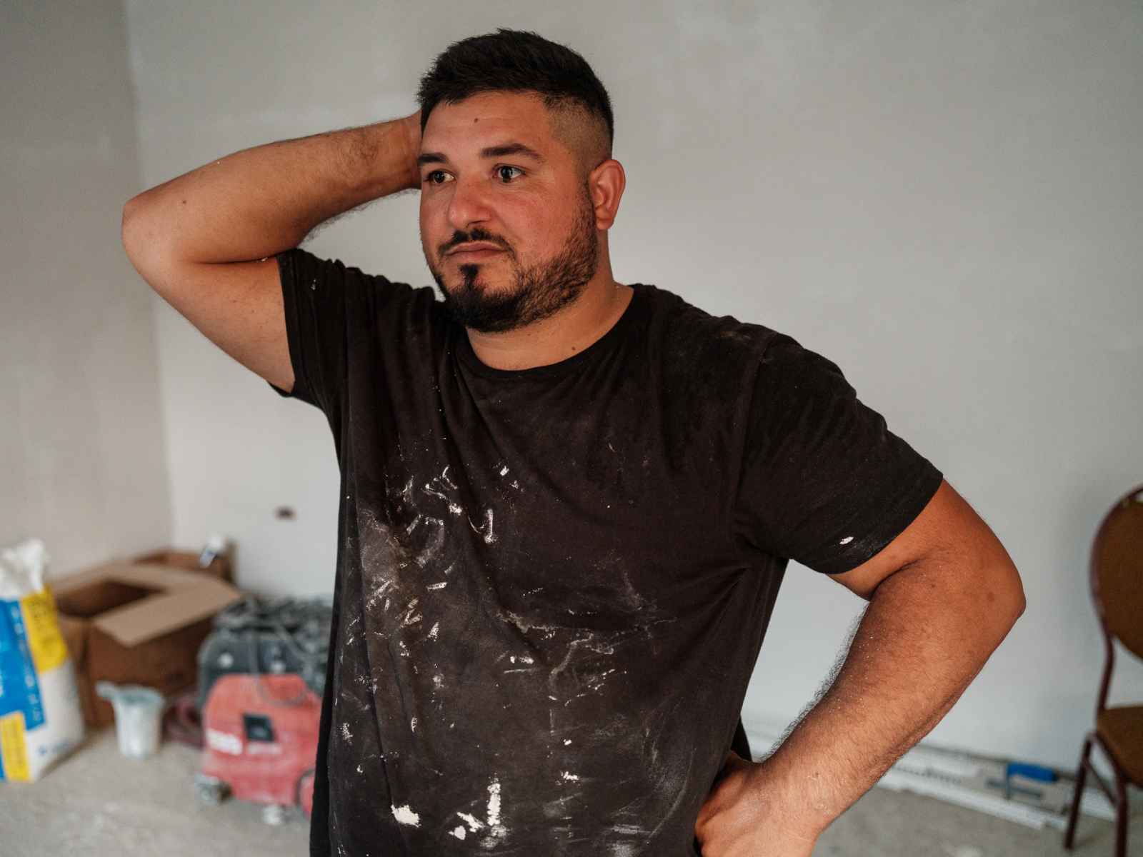 Geo lucrează la livingul său din Corcova, România, august 2025 Geo lucrează la livingul său din Corcova, România, august 2025