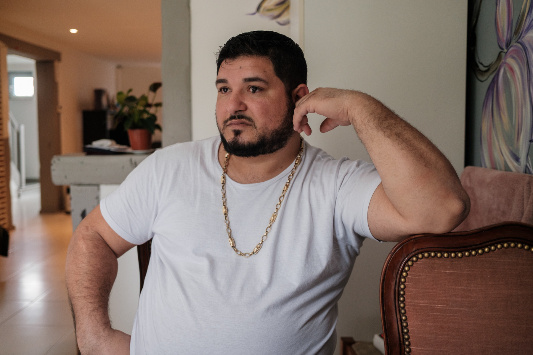 Geo în livingul său din La Louvière, Belgia, aprilie 2024 Geo în livingul său din La Louvière, Belgia, aprilie 2024