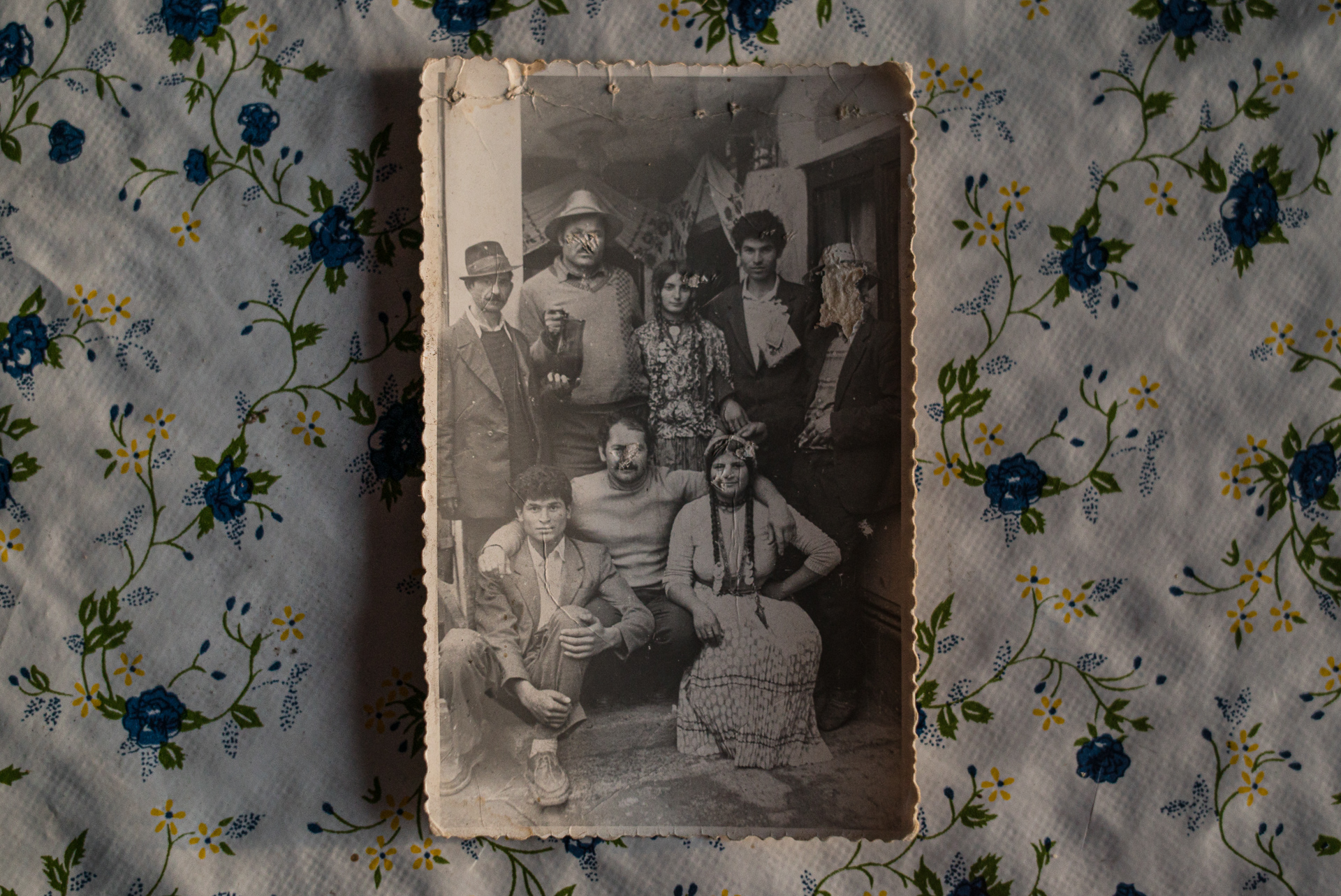 Fotografie din arhiva familiei Stănescu. Bărbatul al doilea din stânga este nea Pițu, bulibașa din Corcova, bunicul lui Geo. Lângă el, Vergiana și Cioabă, mătușa și unchiul lui Geo. Jos, ținuți pe după umeri, Ilie, tatăl lui Geo, și Rodica, mama lui. Fotografie din arhiva familiei Stănescu. Bărbatul al doilea din stânga este nea Pițu, bulibașa din Corcova, bunicul lui Geo. Lângă el, Vergiana și Cioabă, mătușa și unchiul lui Geo. Jos, ținuți pe după umeri, Ilie, tatăl lui Geo, și Rodica, mama lui.