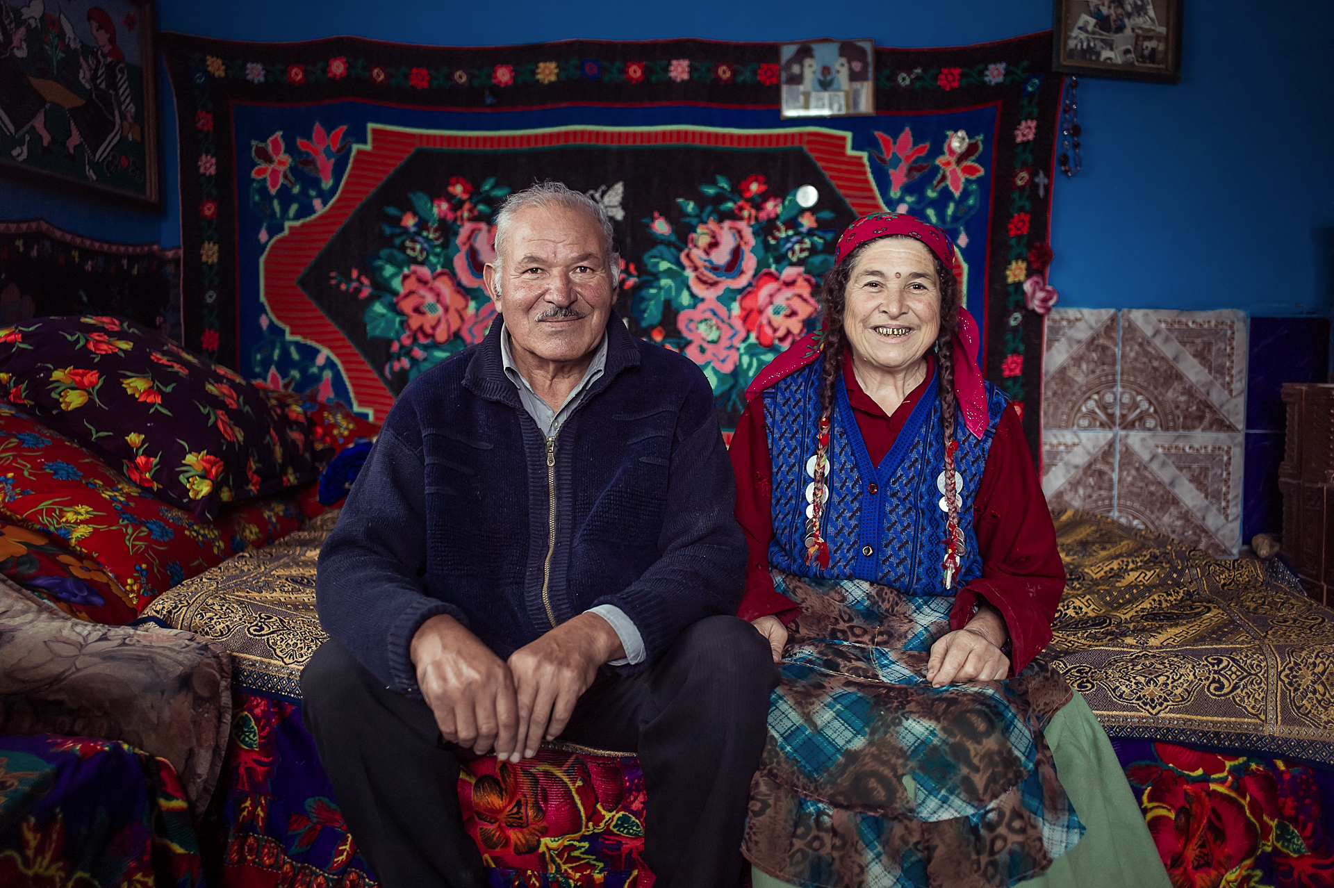 Nea Pițu, bulibașa din Corcova, și nevasta lui, Valica, bunicii lui Geo, fotografiați în noiembrie 2014 în casa lor din Corcova, România. Valica avea 9 ani când părinții ei au măritat-o cu Pițu, care avea 15. S-au născut în familii de romi nomazi, sedentarizate forțat de comuniști în anii ’60. Nea Pițu, bulibașa din Corcova, și nevasta lui, Valica, bunicii lui Geo, fotografiați în noiembrie 2014 în casa lor din Corcova, România. Valica avea 9 ani când părinții ei au măritat-o cu Pițu, care avea 15. S-au născut în familii de romi nomazi, sedentarizate forțat de comuniști în anii ’60.