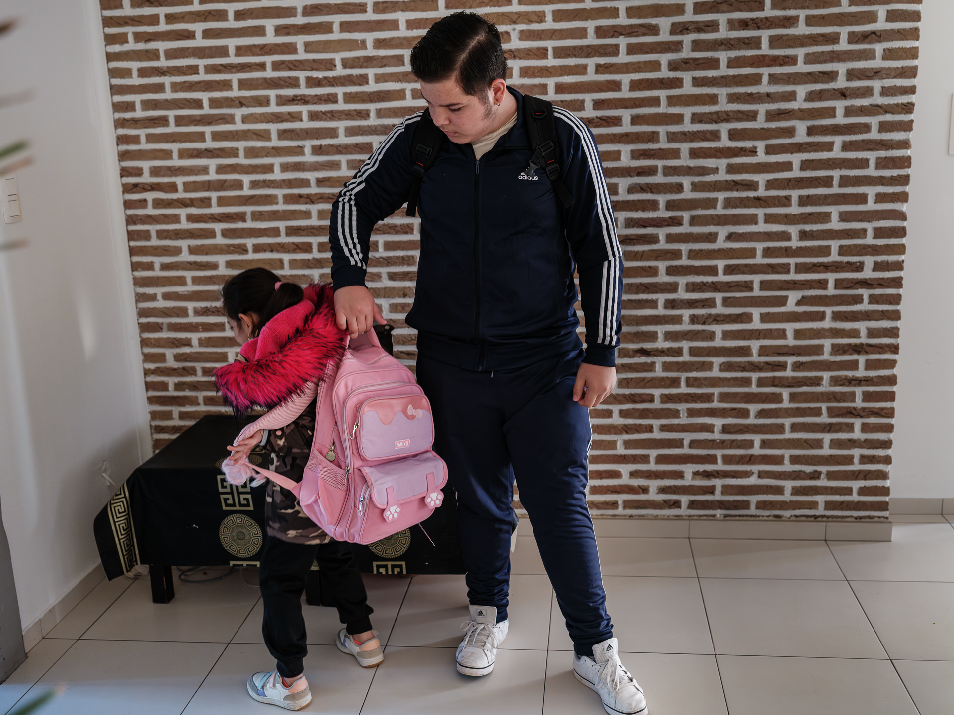 Ionuț și Maria pleacă la școală, La Louvière, Belgia, aprilie 2024 Ionuț și Maria pleacă la școală, La Louvière, Belgia, aprilie 2024