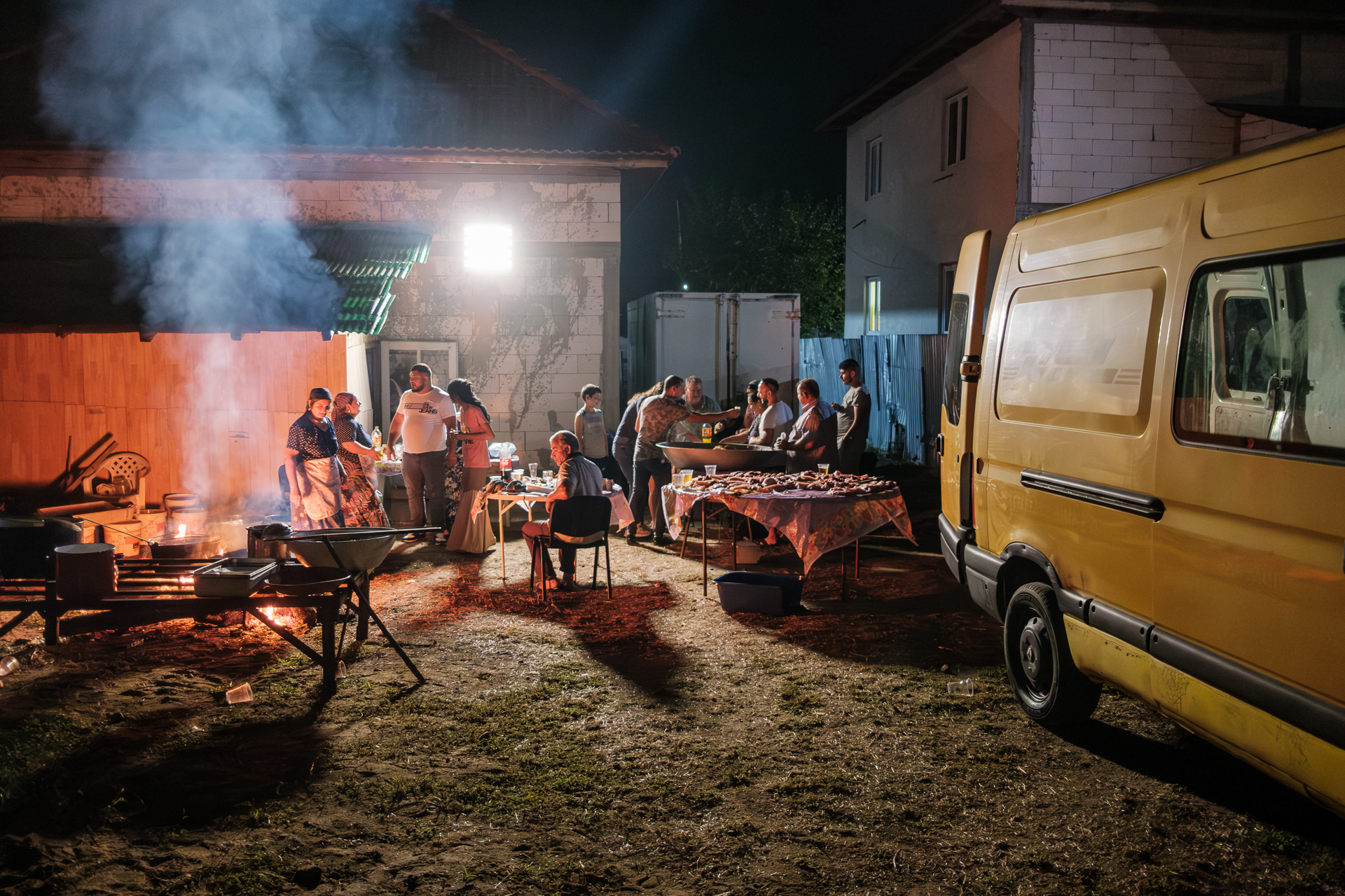 Înainte de botezul Mariei și al Andreei, rudele și vecinii au venit să-i ajute la pregătiri: bărbații au tăiat porcii și tranșează carnea, iar femeile fierb sarmalele în ceaun, la foc de lemne în curtea casei lui Geo din Corcova, România, august 2023 Înainte de botezul Mariei și al Andreei, rudele și vecinii au venit să-i ajute la pregătiri: bărbații au tăiat porcii și tranșează carnea, iar femeile fierb sarmalele în ceaun, la foc de lemne în curtea casei lui Geo din Corcova, România, august 2023