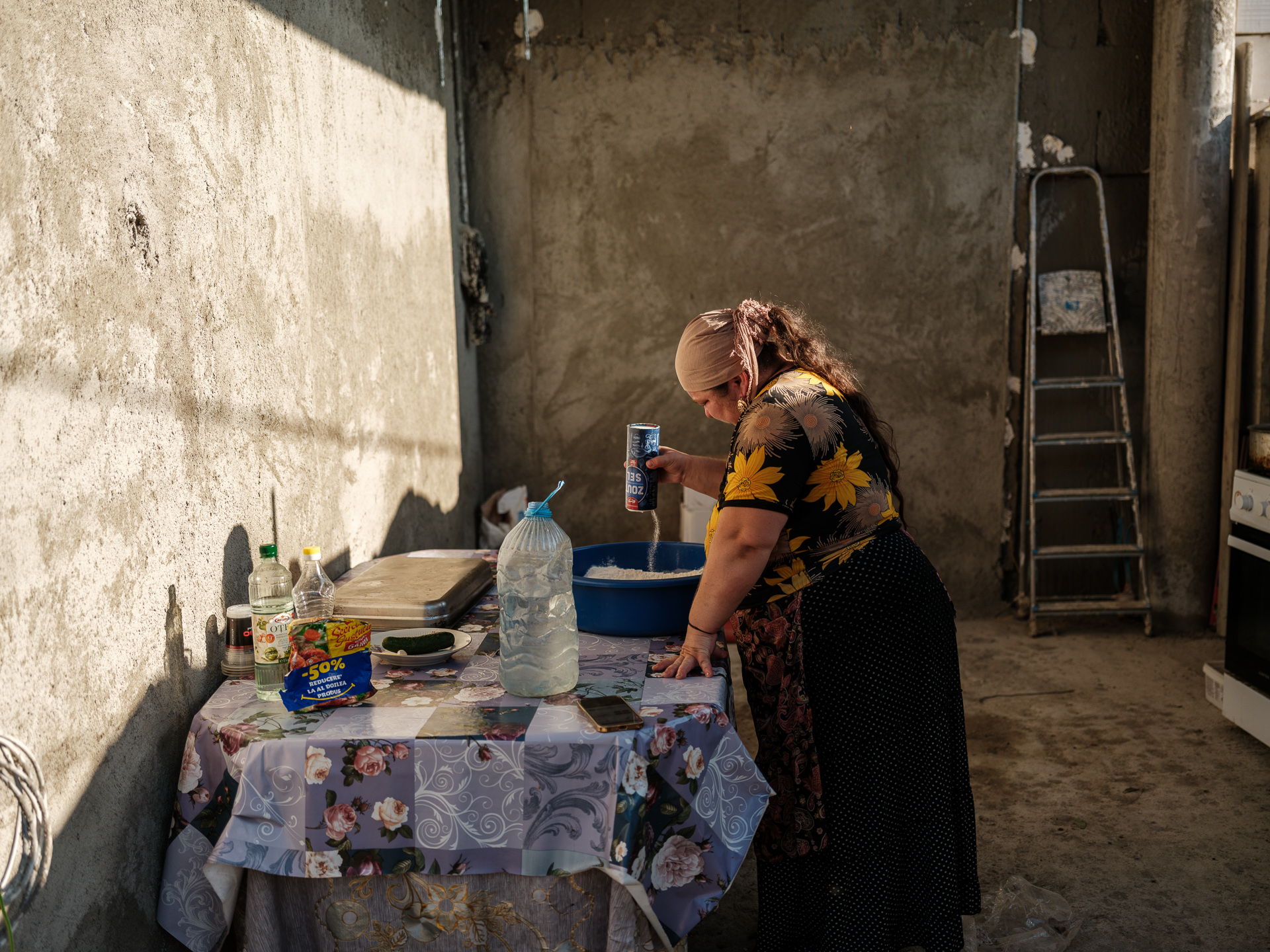 Marina face plăcinte în curtea casei sale din Corcova, unde bucătăria nu este încă terminată. România, august 2025 Marina face plăcinte în curtea casei sale din Corcova, unde bucătăria nu este încă terminată. România, august 2025