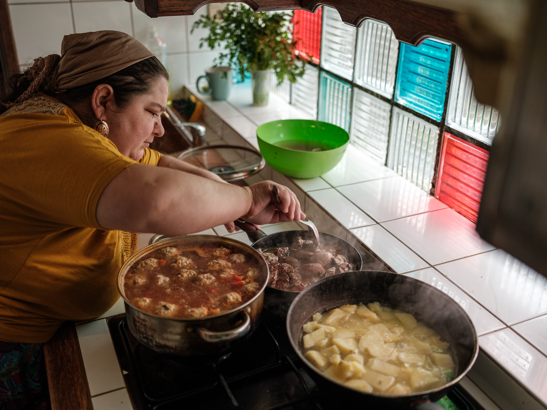 Marina gătește ciorbă de perișoare și ficăței în bucătăria casei sale din La Louvière, Belgia, aprilie 2024 Marina gătește ciorbă de perișoare și ficăței în bucătăria casei sale din La Louvière, Belgia, aprilie 2024