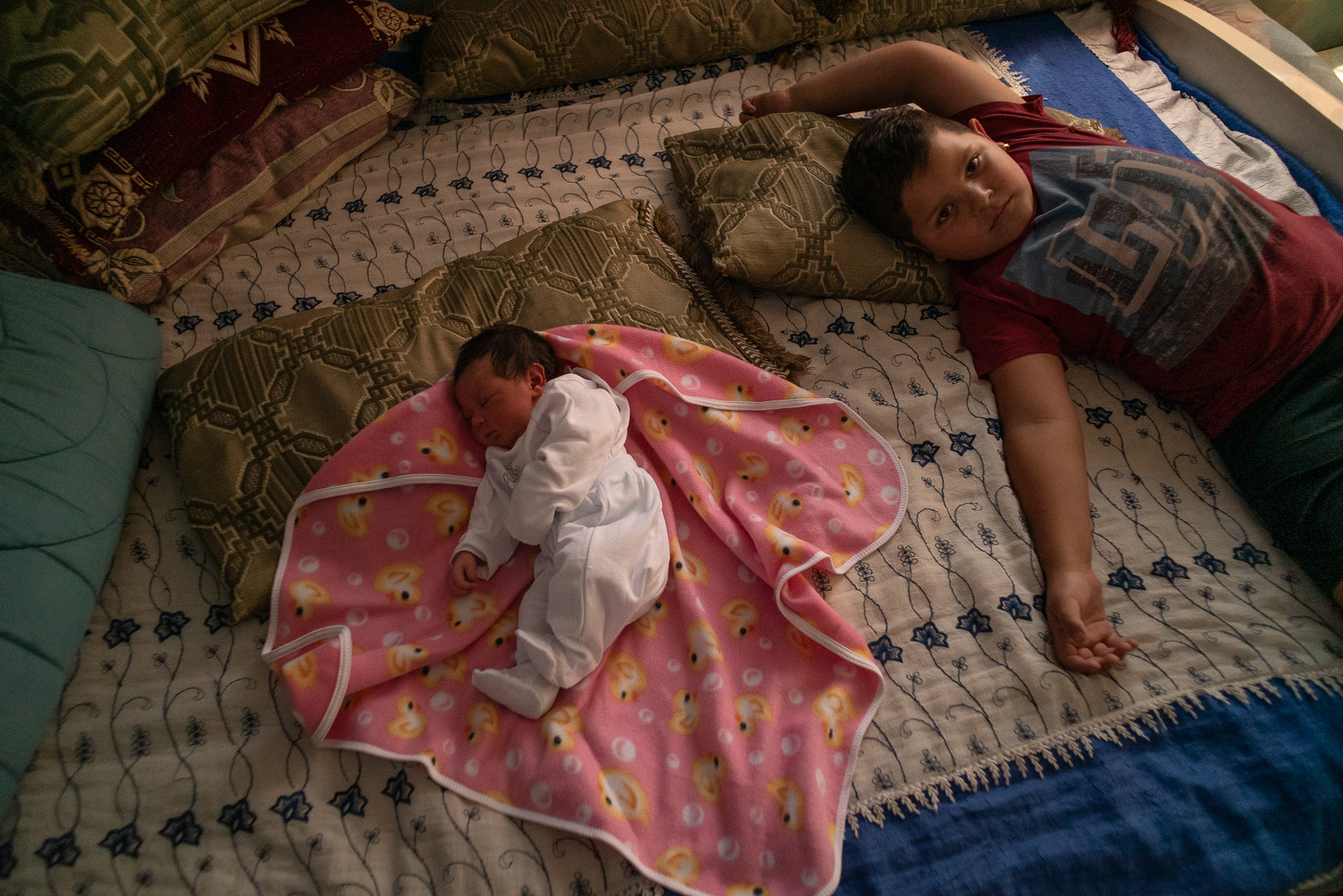 Maria, care avea patru zile în această fotografie, împreună cu fratele său, Ionuț. Corcova, România, august 2017 Maria, care avea patru zile în această fotografie, împreună cu fratele său, Ionuț. Corcova, România, august 2017