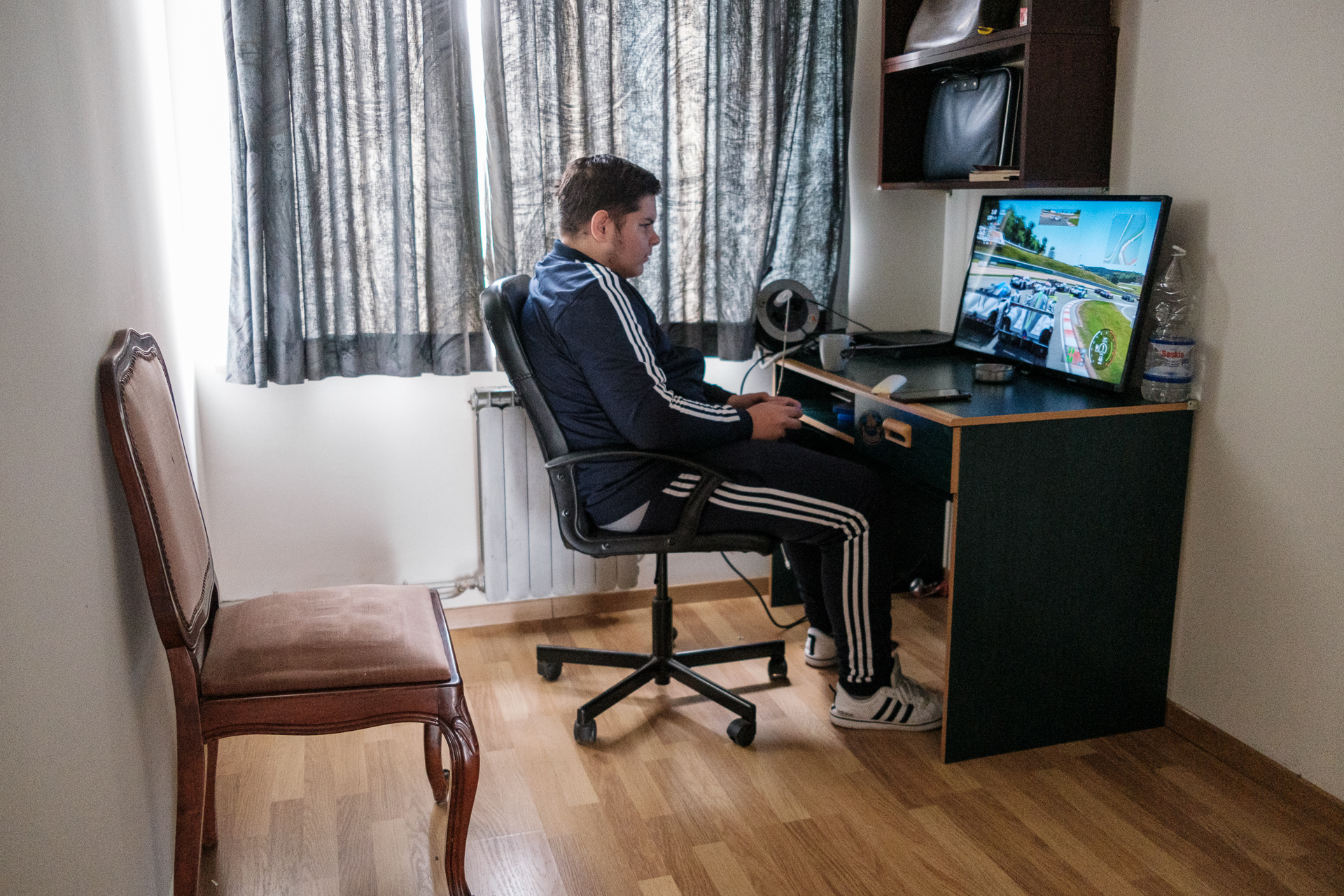 Ionuț se joacă pe calculator în camera lui din La Louvière, Belgia, aprilie 2024 Ionuț se joacă pe calculator în camera lui din La Louvière, Belgia, aprilie 2024