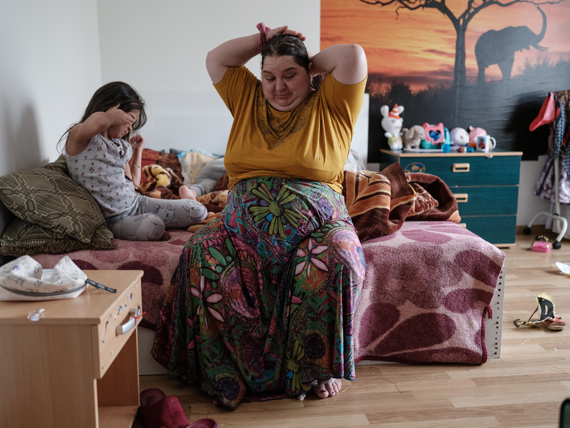 Marina s-a trezit să pregătească fetele pentru școală. La Louvière, Belgia, aprilie 2024 Marina s-a trezit să pregătească fetele pentru școală. La Louvière, Belgia, aprilie 2024