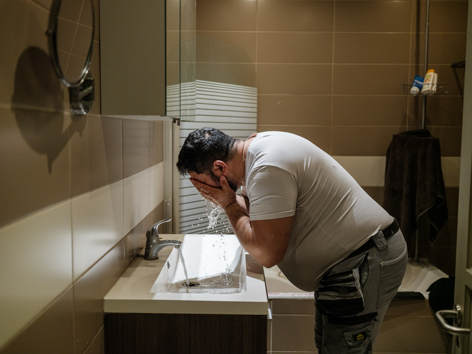 Geo se pregătește dimineața să plece la serviciu. La Louvière, Belgia, aprilie 2024 Geo se pregătește dimineața să plece la serviciu. La Louvière, Belgia, aprilie 2024