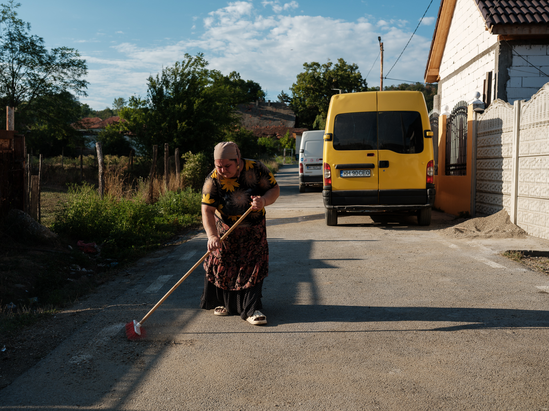 Marina mătură în fața casei, Corcova, România, august 2025 Marina mătură în fața casei, Corcova, România, august 2025