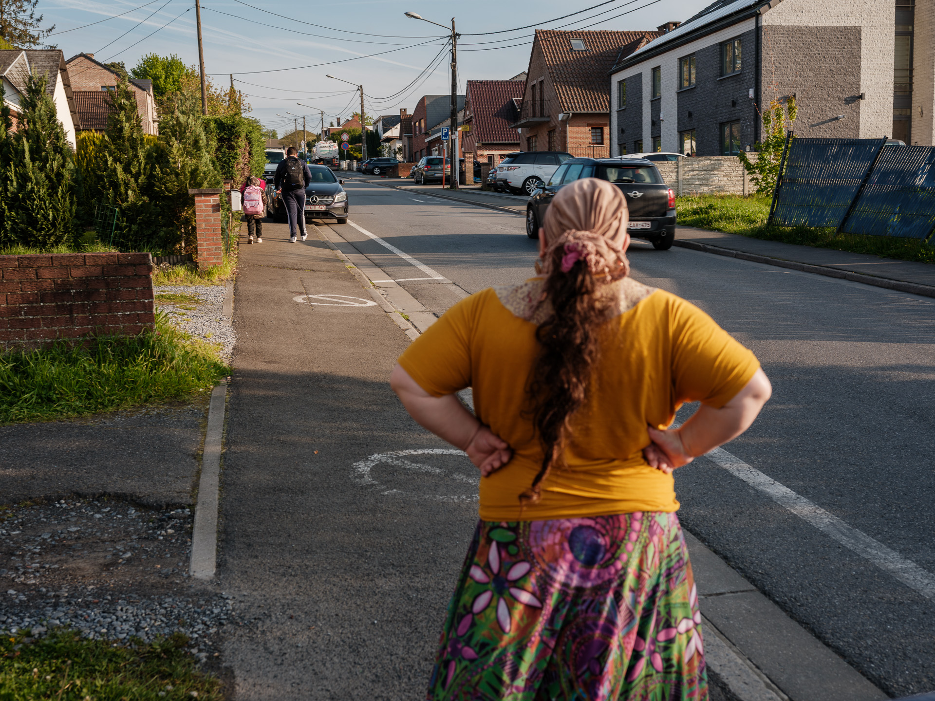 Marina îi privește pe copii mergând la școală. La Louvière, Belgia, aprilie 2024 Marina îi privește pe copii mergând la școală. La Louvière, Belgia, aprilie 2024