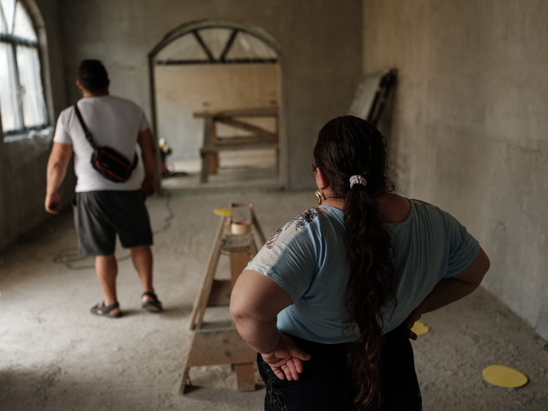 Geo și Marina în viitorul lor living din Corcova, România, iulie 2025 Geo și Marina în viitorul lor living din Corcova, România, iulie 2025