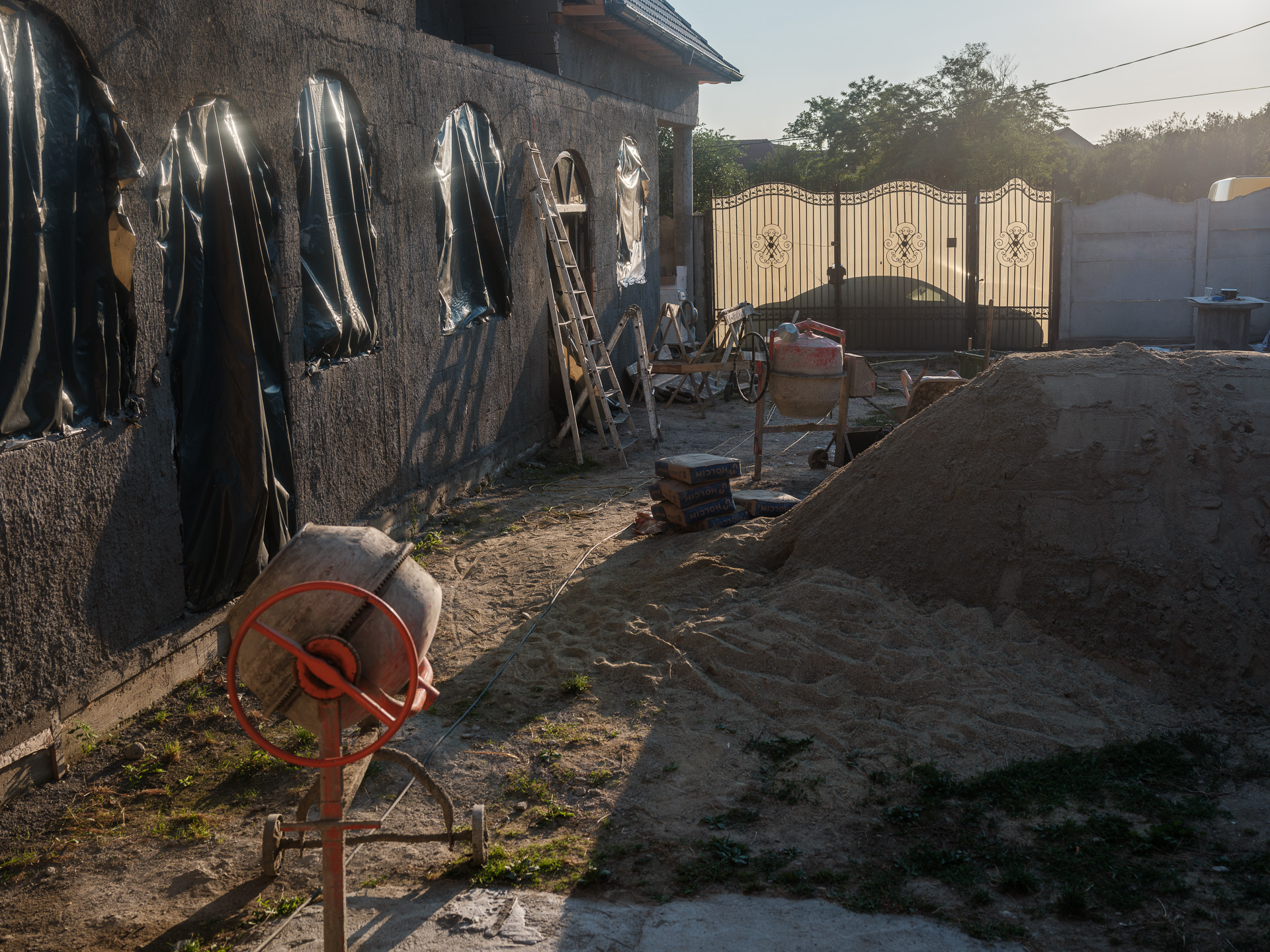 Aripa nouă a casei lui Geo, Corcova, România, august 2025 Aripa nouă a casei lui Geo, Corcova, România, august 2025