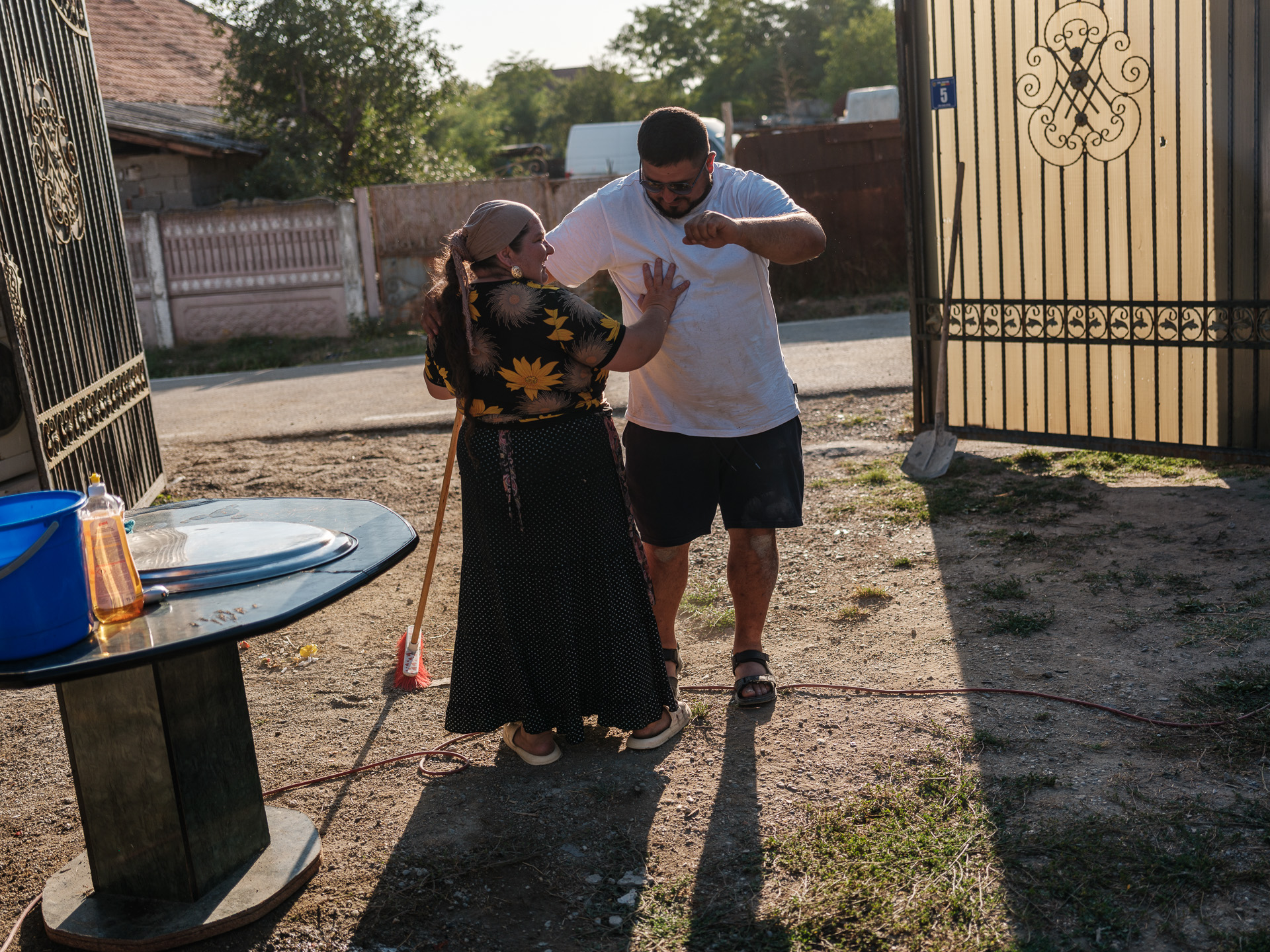 Geo și Marina dansează în curtea lor din Corcova, România, 15 august 2025 Geo și Marina dansează în curtea lor din Corcova, România, 15 august 2025