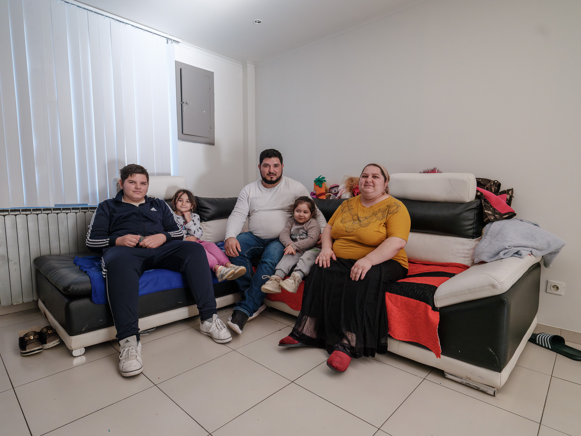 Ionuț, 13 ani, Maria, 7, Geo, 34, Andreea, 4, și Marina, 35, în livingul lor din La Louvière, Belgia, aprilie 2024 Ionuț, 13 ani, Maria, 7, Geo, 34, Andreea, 4, și Marina, 35, în livingul lor din La Louvière, Belgia, aprilie 2024