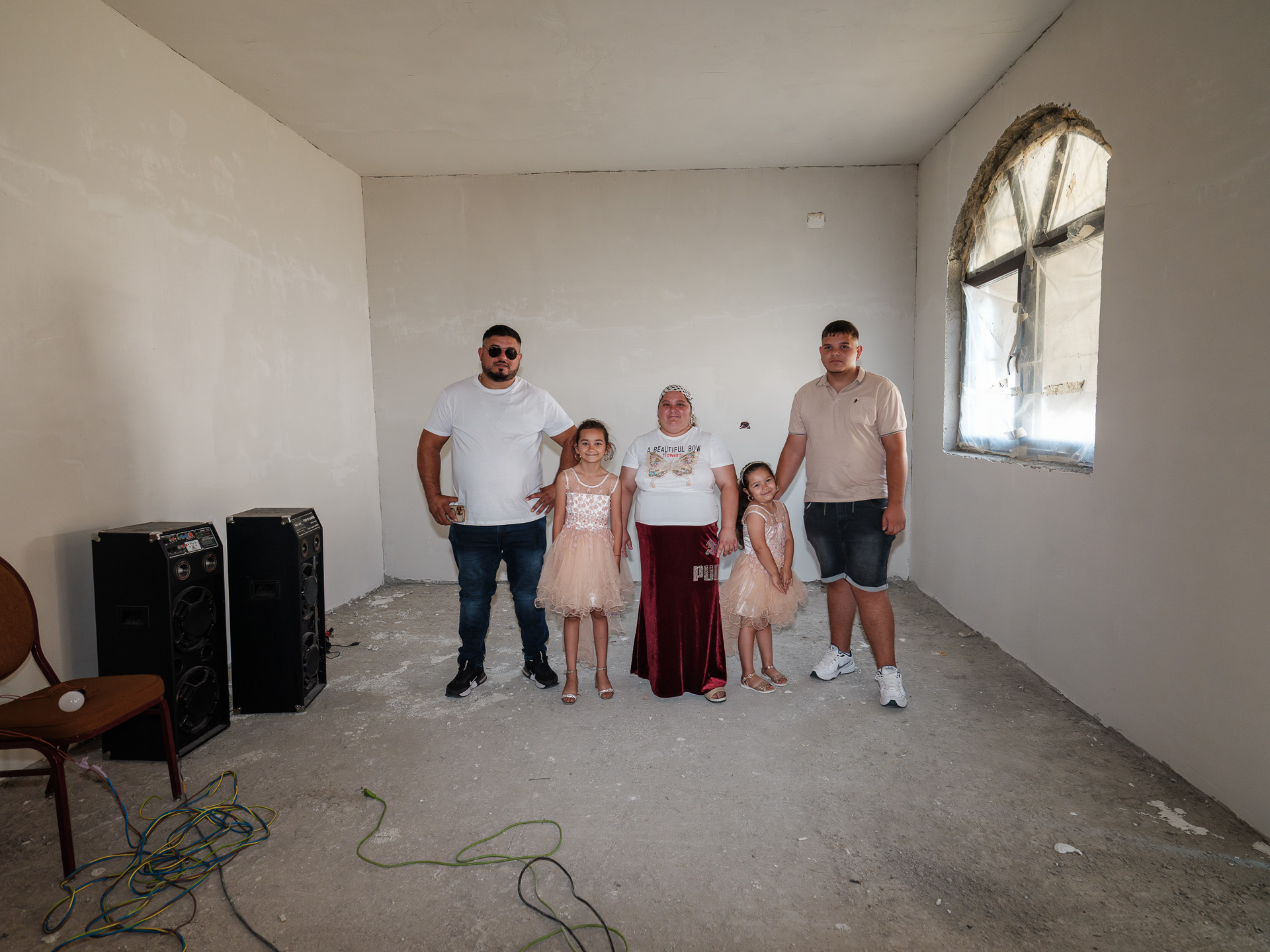 Geo, 35 de ani, Andreea, 8, Marina, 36, Andreea, 5, și Ionuț, 14, în viitorul lor living din România, Corcova, august 2025 Geo, 35 de ani, Andreea, 8, Marina, 36, Andreea, 5, și Ionuț, 14, în viitorul lor living din România, Corcova, august 2025