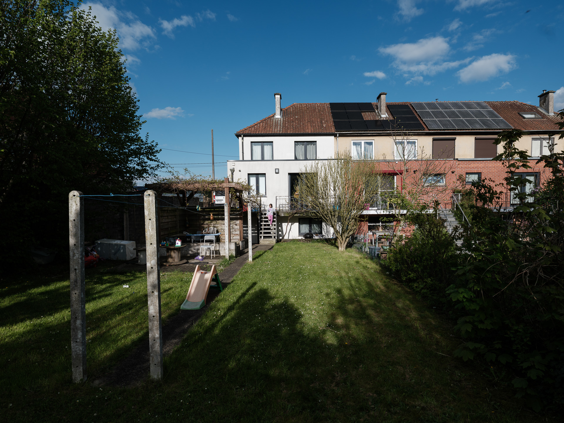 Curtea casei lui Geo din La Louvière, Belgia, aprilie 2024 Curtea casei lui Geo din La Louvière, Belgia, aprilie 2024