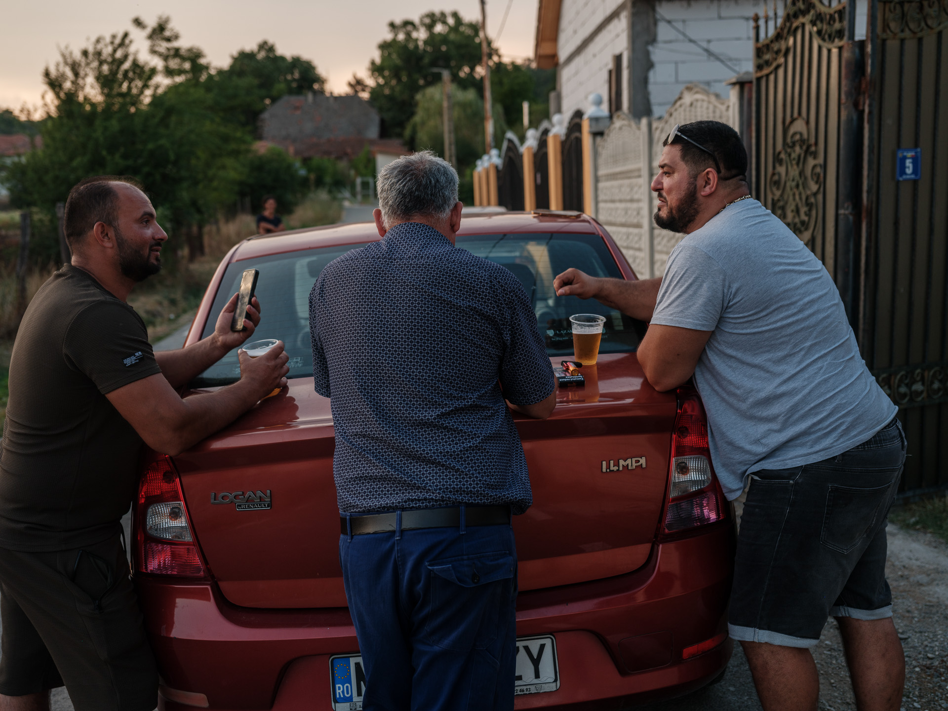 Alin, Cioabă și Geo beau bere în fața casei, Corcova, România, iulie 2025 Alin, Cioabă și Geo beau bere în fața casei, Corcova, România, iulie 2025
