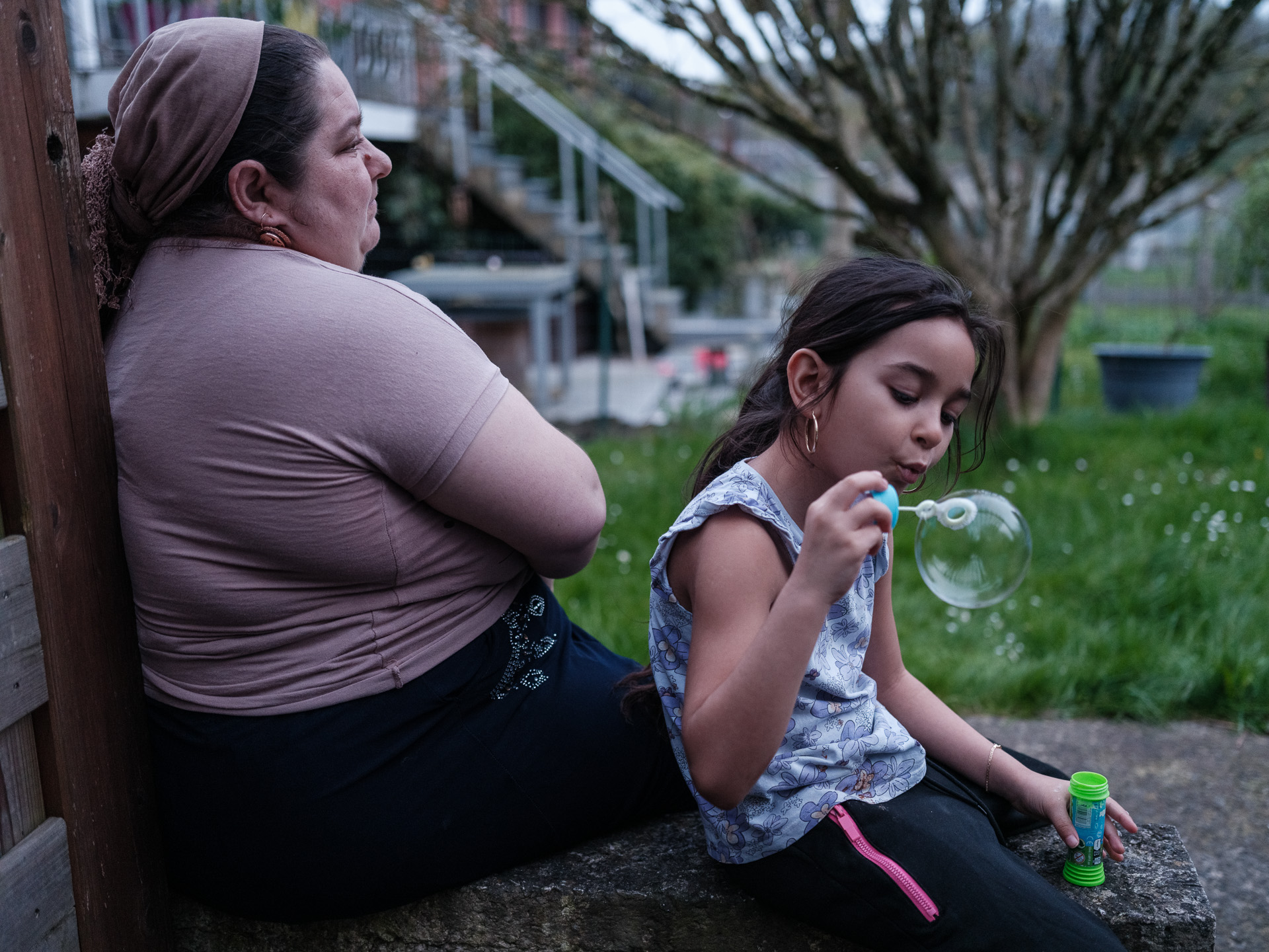 Marina și fiica sa, Maria, în curtea casei lor din La Louvière, Belgia, aprilie 2024 Marina și fiica sa, Maria, în curtea casei lor din La Louvière, Belgia, aprilie 2024