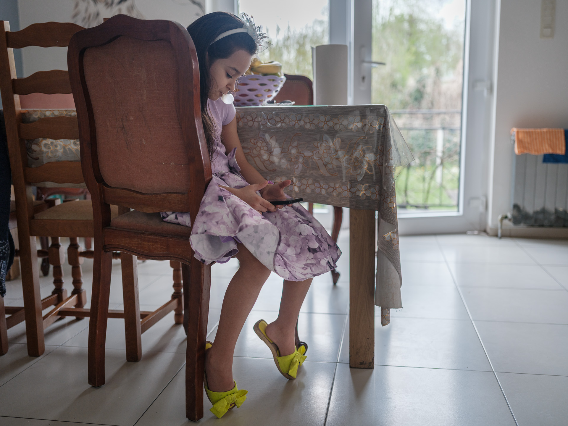 Maria se uită la filmulețe pe YouTube în bucătăria casei sale din La Louvière, Belgia, aprilie 2024 Maria se uită la filmulețe pe YouTube în bucătăria casei sale din La Louvière, Belgia, aprilie 2024