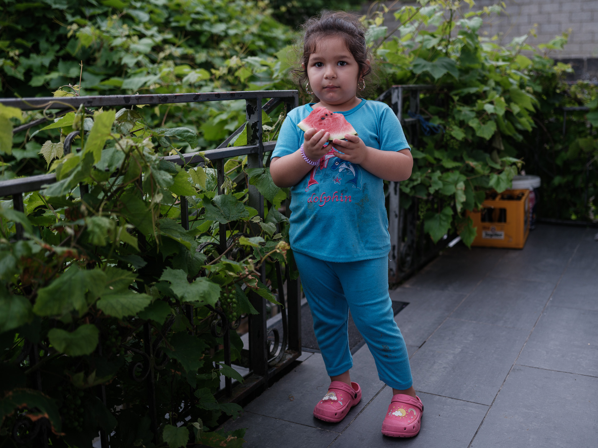 Andreea mănâncă pepene pe terasa casei din La Louvière, Belgia, iulie 2024 Andreea mănâncă pepene pe terasa casei din La Louvière, Belgia, iulie 2024