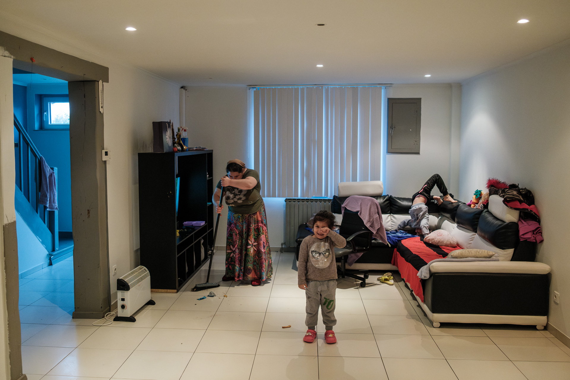 Marina, Andreea și Maria în livingul casei lor din La Louvière, Belgia, aprilie 2024 Marina, Andreea și Maria în livingul casei lor din La Louvière, Belgia, aprilie 2024