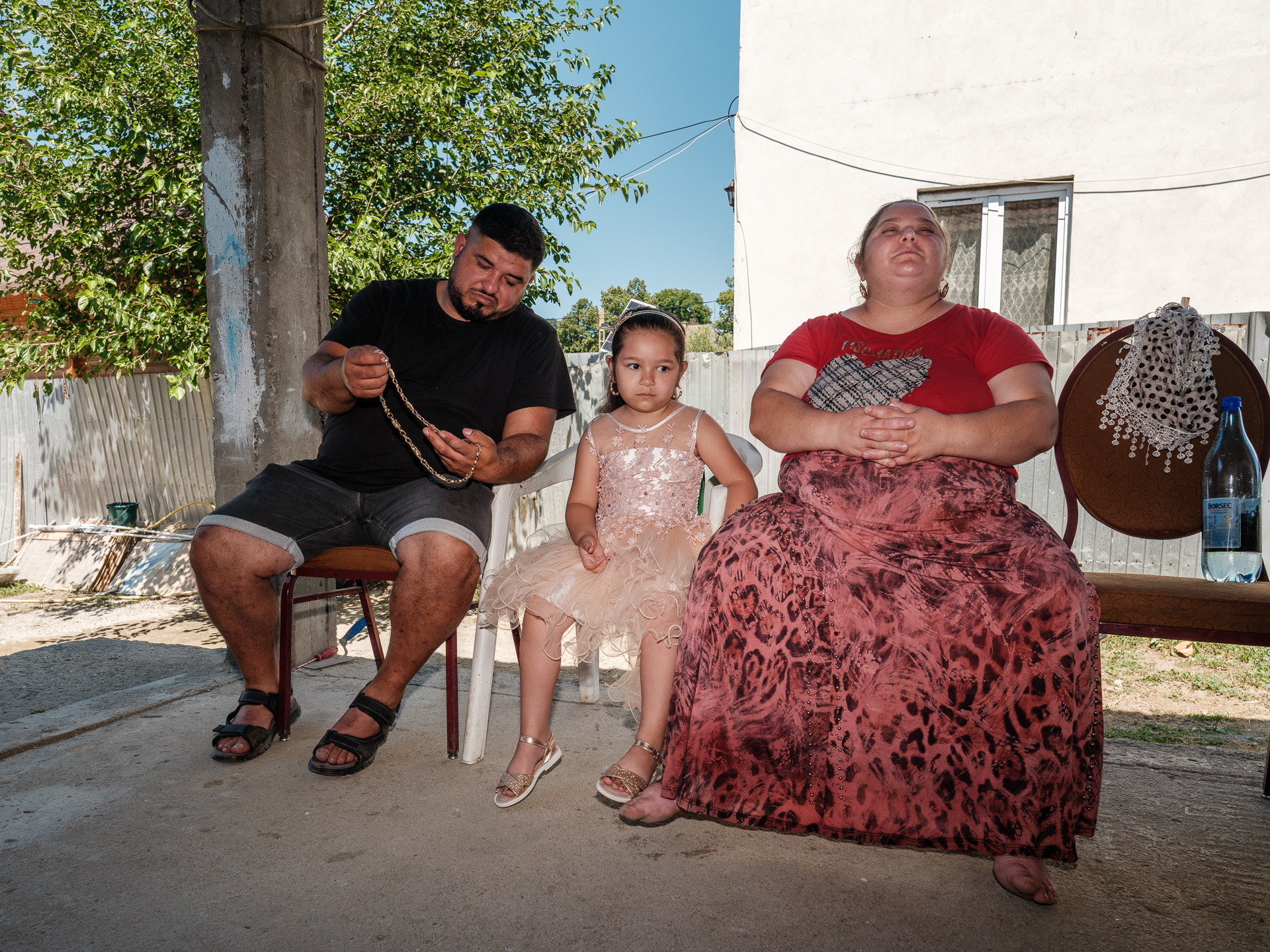 Geo, Andreea și Marina înainte să plece la o petrecere de logodnă. Corcova, România, august 2025 Geo, Andreea și Marina înainte să plece la o petrecere de logodnă. Corcova, România, august 2025