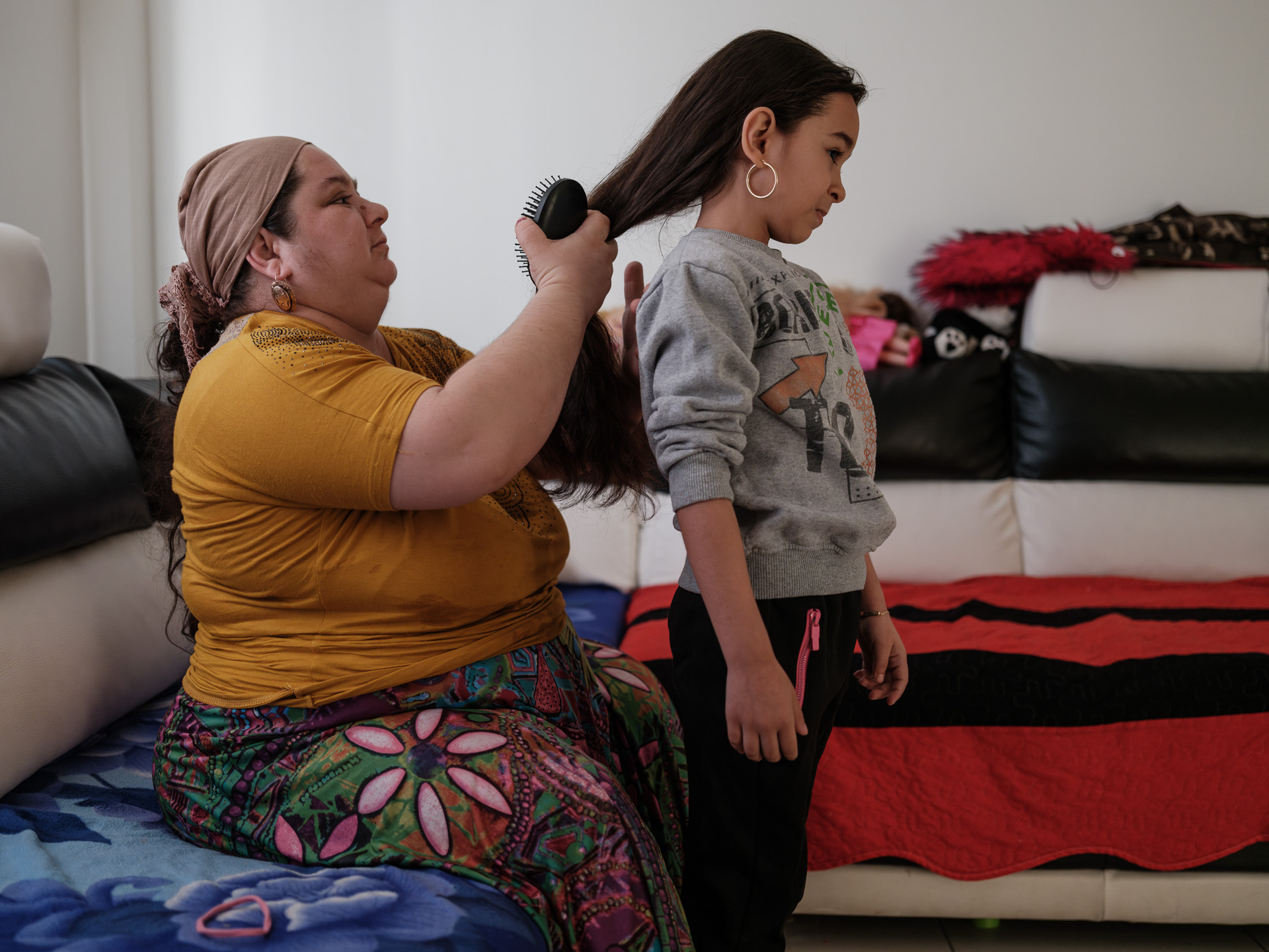 Marina o pregătește pe Maria pentru școală. La Louvière, Belgia, aprilie 2024 Marina o pregătește pe Maria pentru școală. La Louvière, Belgia, aprilie 2024