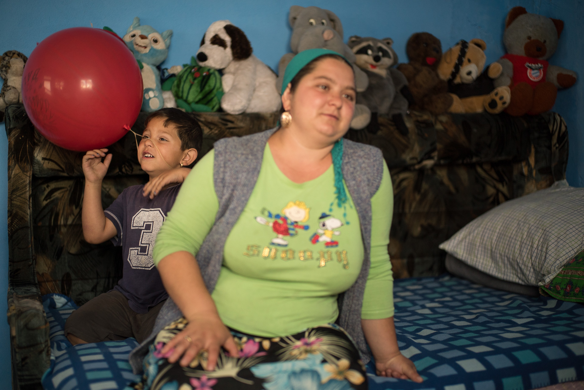 Marina și fiul ei, Ionuț, în casa lor din Corcova, România, mai 2015 Marina și fiul ei, Ionuț, în casa lor din Corcova, România, mai 2015