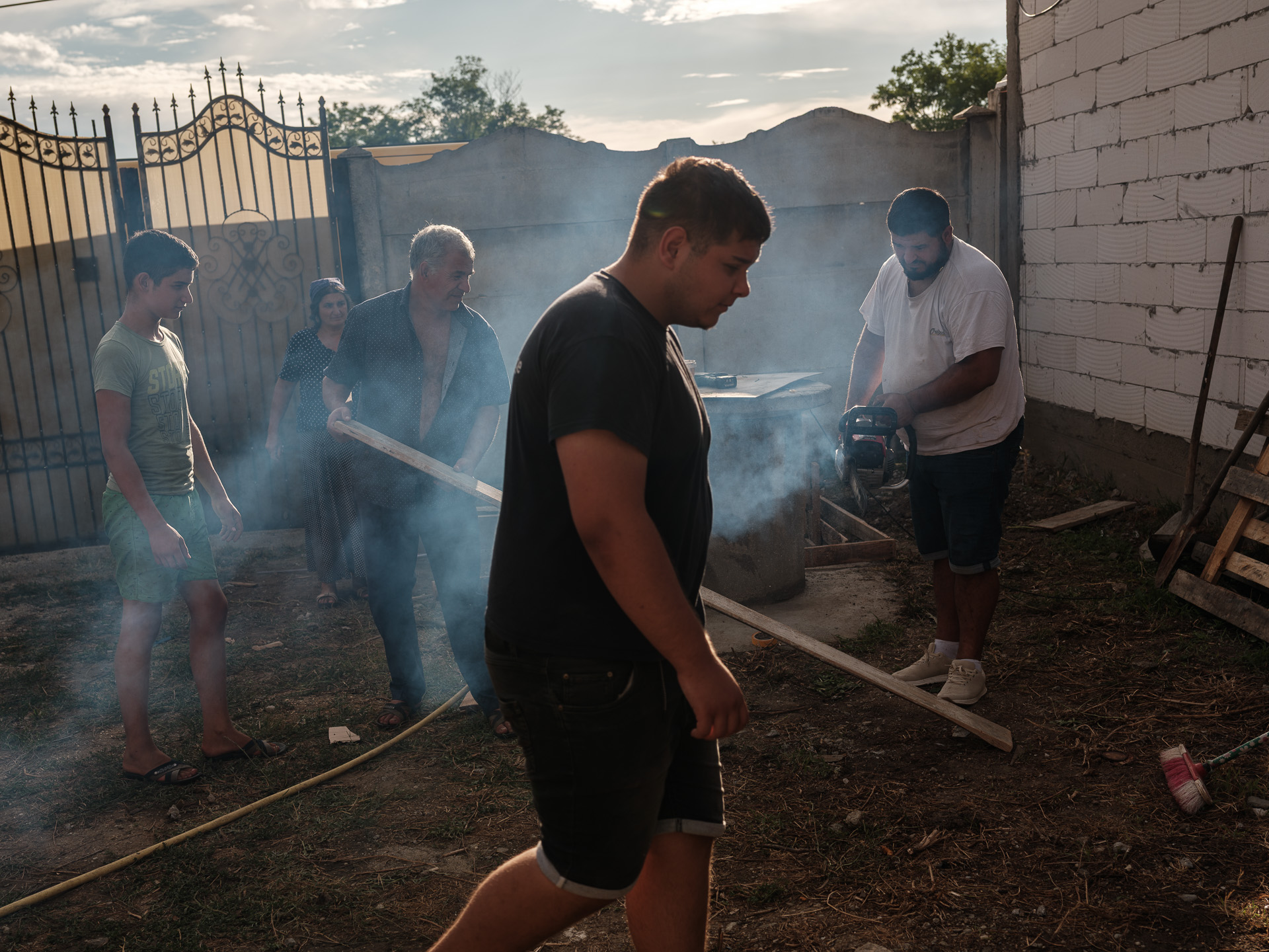 Familia și prietenii îl ajută pe Geo să lucreze la casa din Corcova, România, iulie 2025 Familia și prietenii îl ajută pe Geo să lucreze la casa din Corcova, România, iulie 2025
