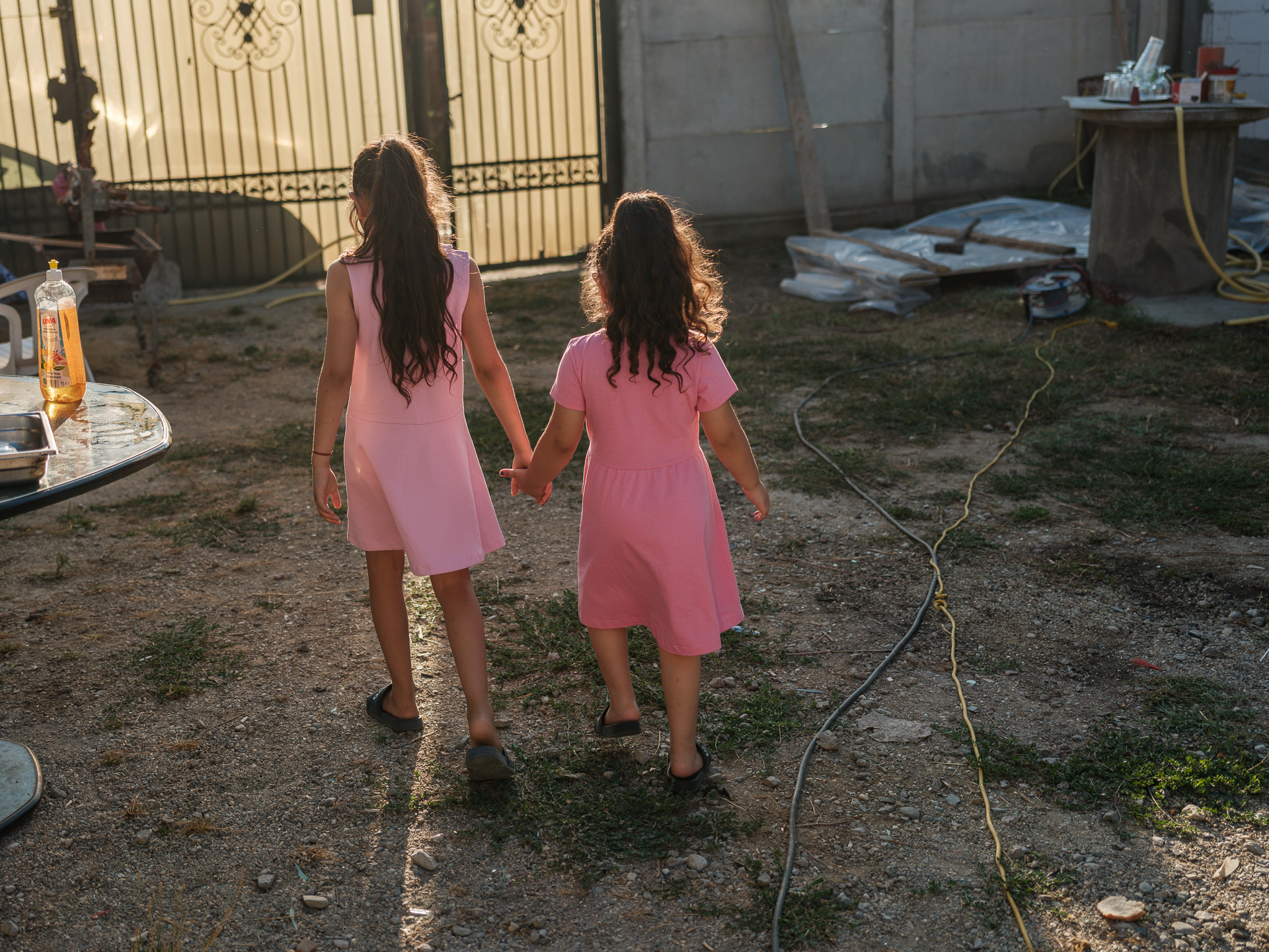 Maria și Andreea în curtea casei din Corcova, România, iulie 2025 Maria și Andreea în curtea casei din Corcova, România, iulie 2025