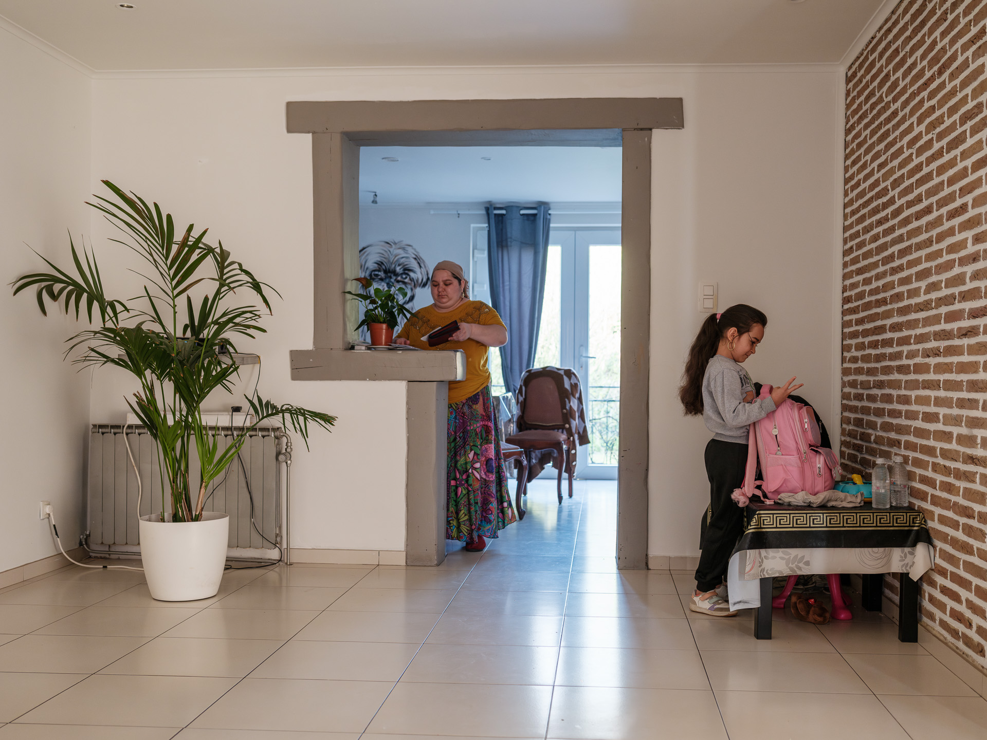 Maria se pregătește să plece la școală. La Louvière, Belgia, aprilie 2024 Maria se pregătește să plece la școală. La Louvière, Belgia, aprilie 2024