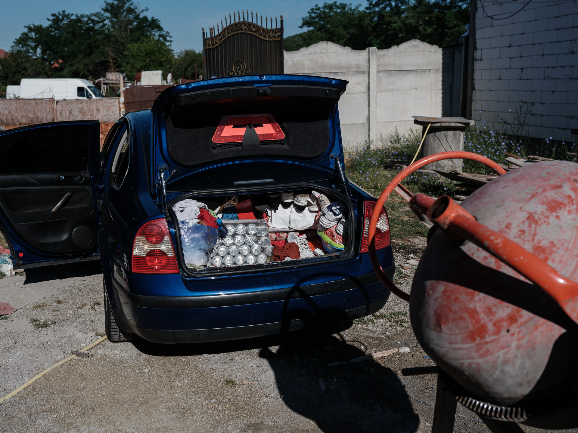 Geo tocmai a sosit din Belgia și descarcă mașina. Corcova, România, iulie 2025 Geo tocmai a sosit din Belgia și descarcă mașina. Corcova, România, iulie 2025