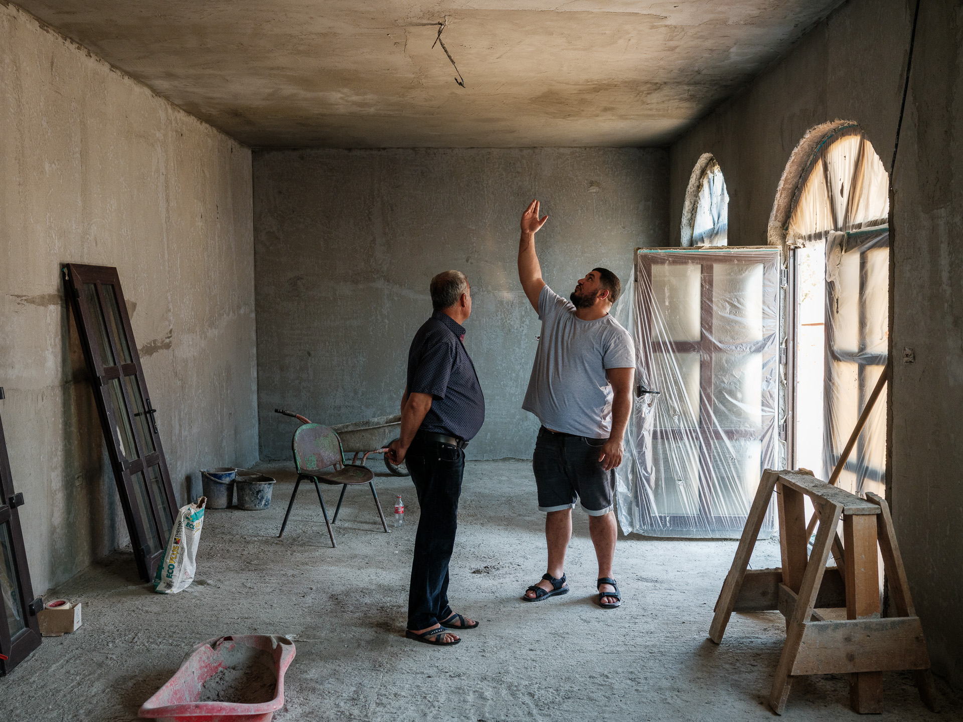 Geo verifică ce s-a făcut la casă în lipsa lui, când lucrările au fost supravegheate de unchiul lui, Cioabă. Corcova, România, iulie 2025 Geo verifică ce s-a făcut la casă în lipsa lui, când lucrările au fost supravegheate de unchiul lui, Cioabă. Corcova, România, iulie 2025