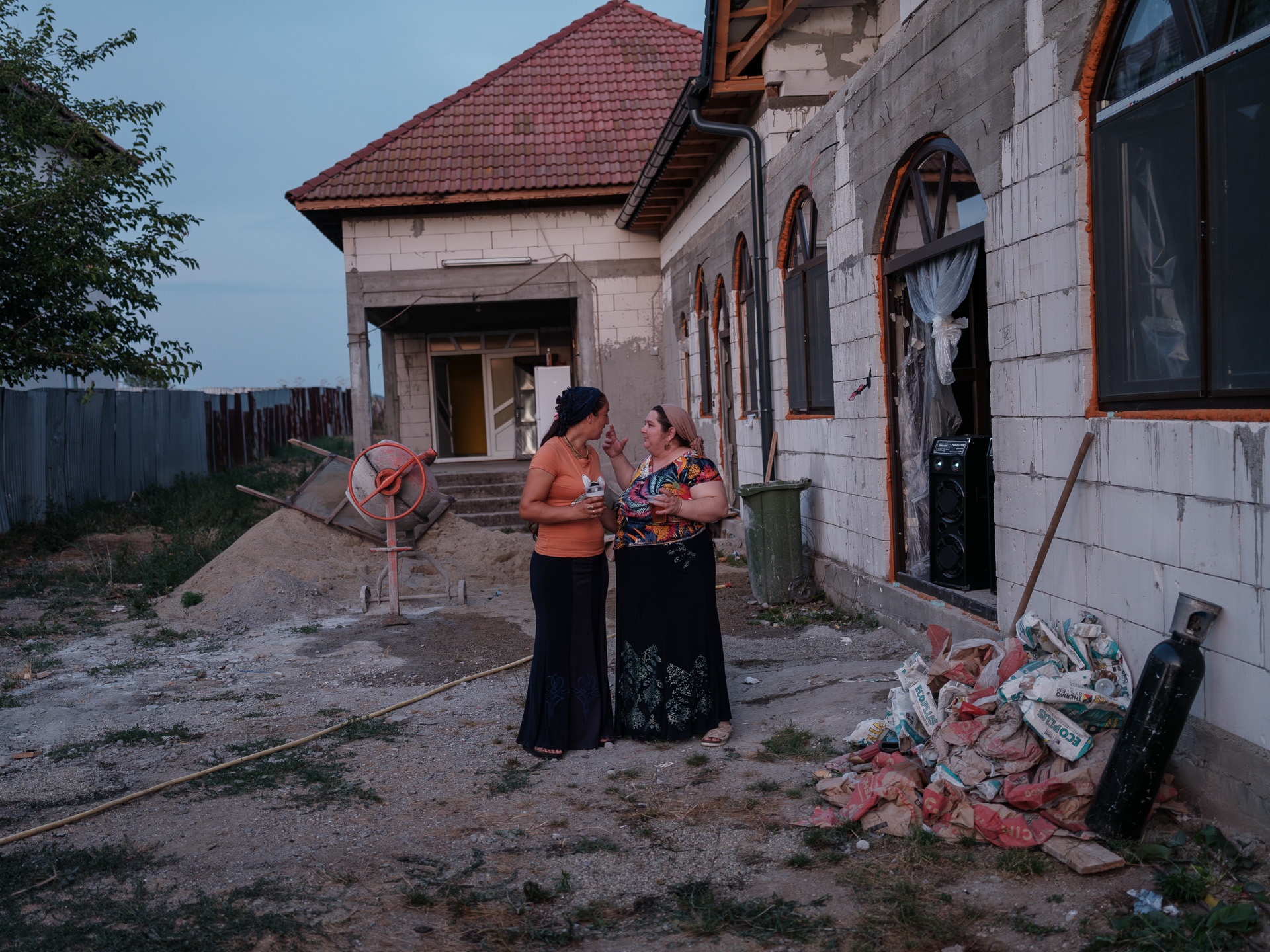 Marina și prietena ei, Mirela, în curtea casei din Corcova, România, iulie 2025 Marina și prietena ei, Mirela, în curtea casei din Corcova, România, iulie 2025