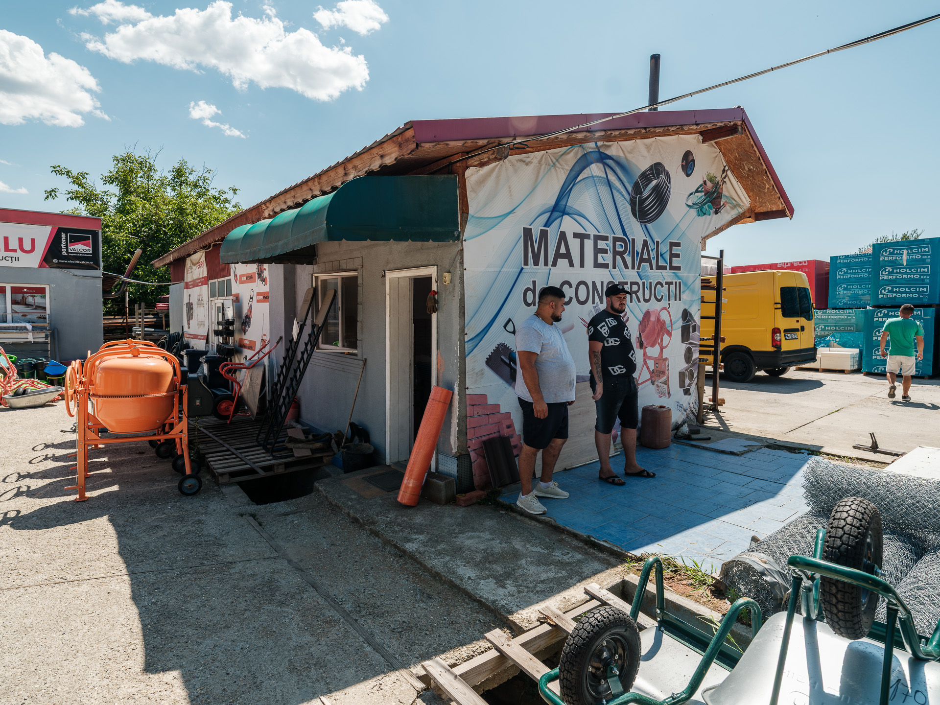 Geo a venit să cumpere materiale de construcții de La Nea Nelu, magazinul din sat, Corcova, România, august 2025 Geo a venit să cumpere materiale de construcții de La Nea Nelu, magazinul din sat, Corcova, România, august 2025