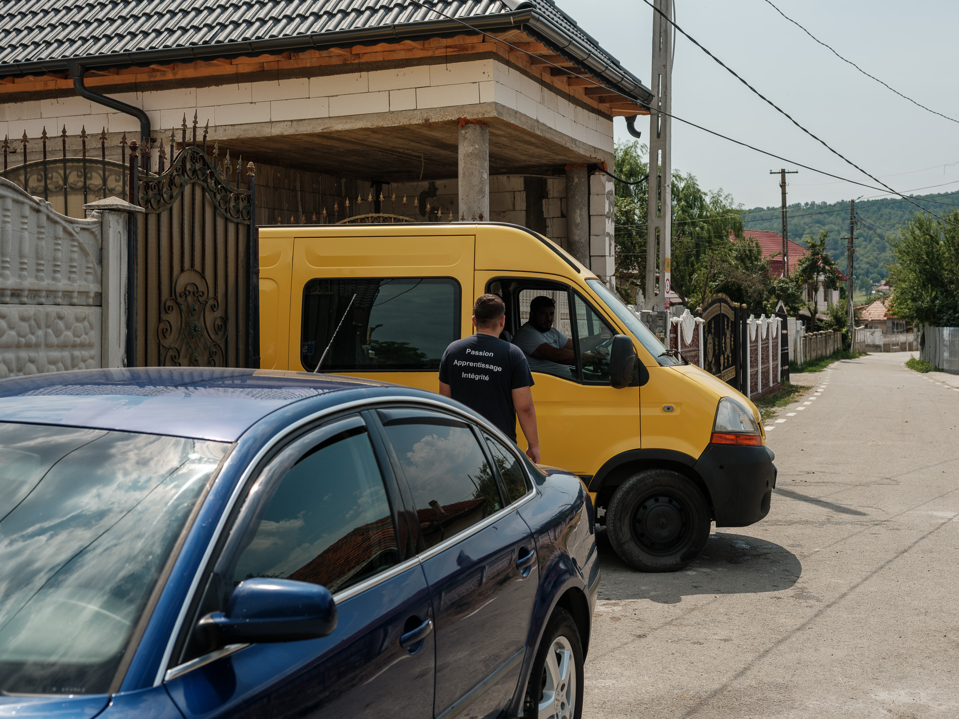 Geo și Ionuț se pregătesc să plece după materiale de construcții. Corcova, România, iulie 2025 Geo și Ionuț se pregătesc să plece după materiale de construcții. Corcova, România, iulie 2025