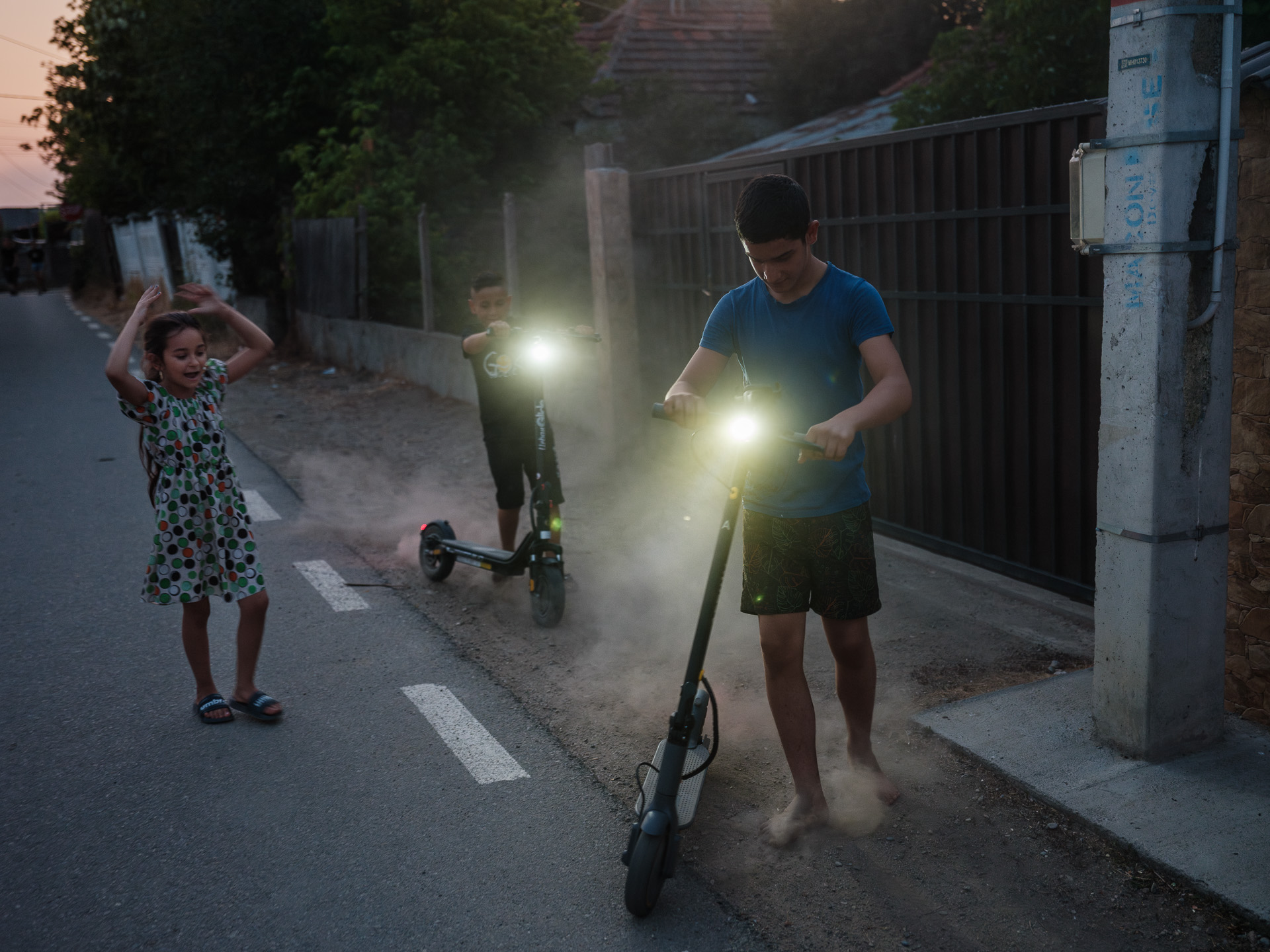 Maria și verișorul ei, Emanuel. Corcova, România, iulie 2025 Maria și verișorul ei, Emanuel. Corcova, România, iulie 2025