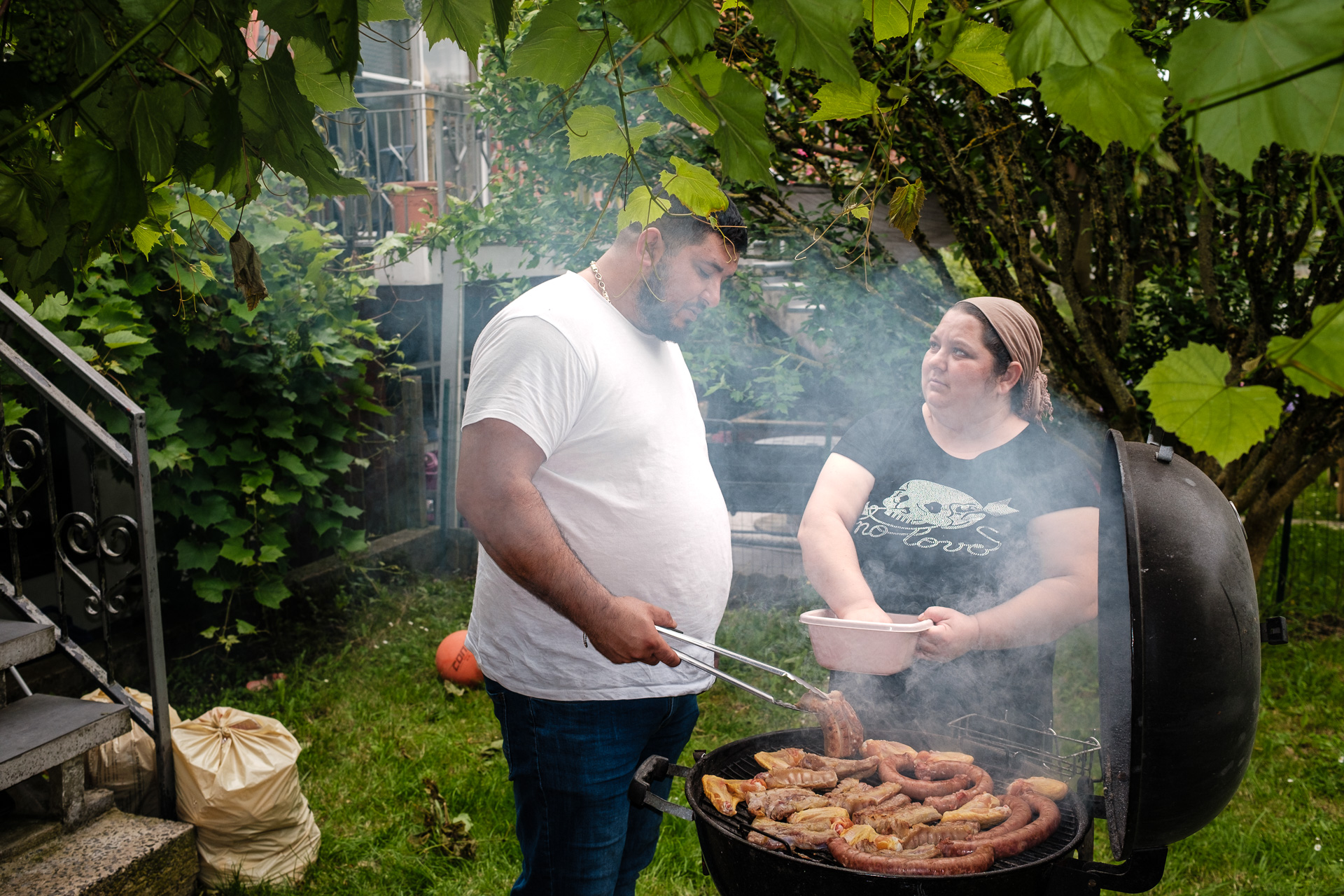 Geo și Marina în curtea casei lor din La Louvière, Belgia, iulie 2024 Geo și Marina în curtea casei lor din La Louvière, Belgia, iulie 2024