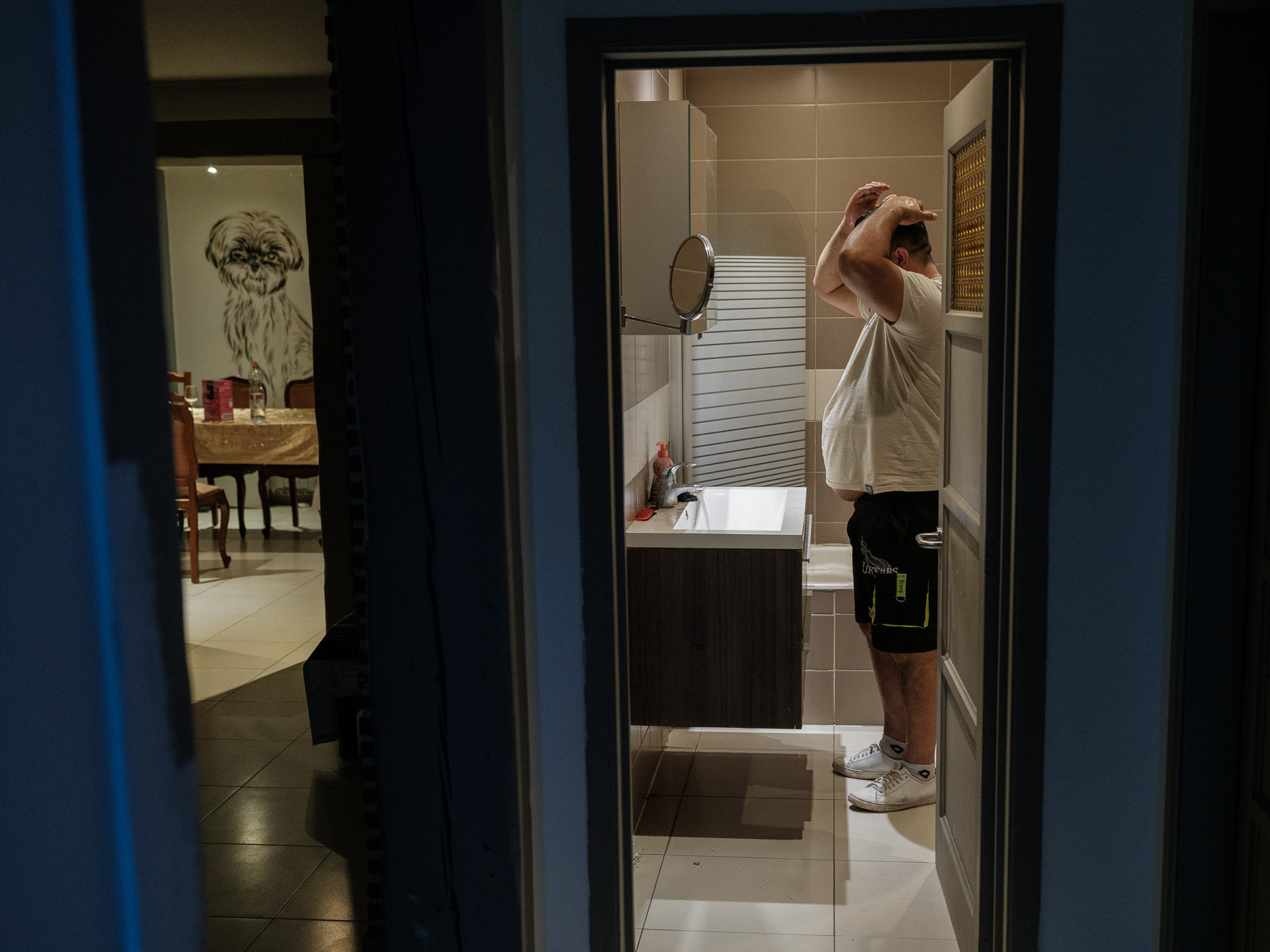 Geo se pregătește dimineața să plece la serviciu. La Louvière, Belgia, aprilie 2024 Geo se pregătește dimineața să plece la serviciu. La Louvière, Belgia, aprilie 2024