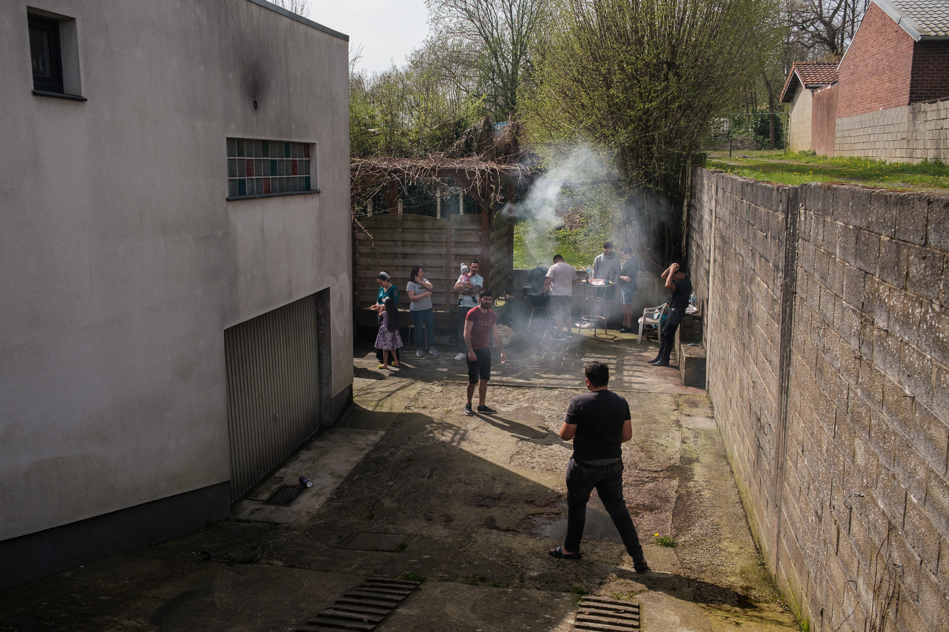 Grătar în curtea casei lui Geo din La Louvière, Belgia, aprilie 2024. Au venit tatăl, fratele, cumnata și nepoții lui Geo din Bruxelles, împreună cu nașii lor. Grătar în curtea casei lui Geo din La Louvière, Belgia, aprilie 2024. Au venit tatăl, fratele, cumnata și nepoții lui Geo din Bruxelles, împreună cu nașii lor.