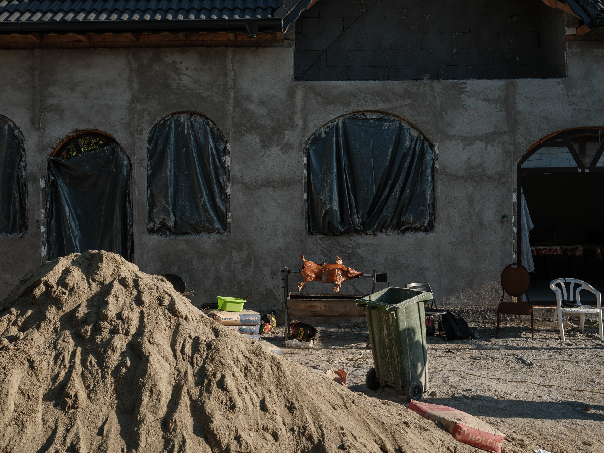 Geo face un purcel la proțap de Sfânta Maria, Corcova, România, 15 august 2025 Geo face un purcel la proțap de Sfânta Maria, Corcova, România, 15 august 2025