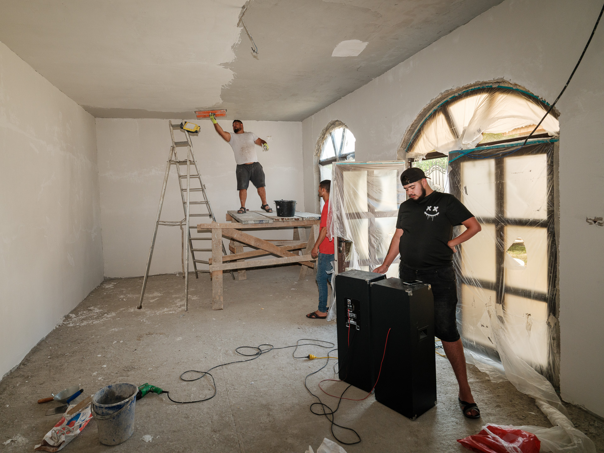 Geo lucrează la casă, Corcova, România, august 2025 Geo lucrează la casă, Corcova, România, august 2025