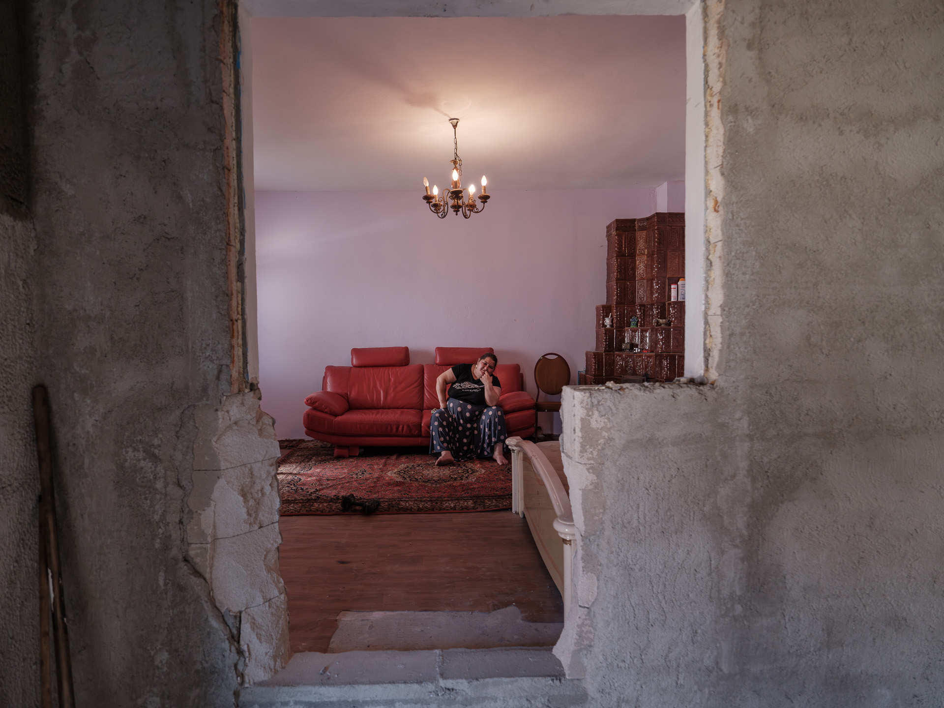 Marina în vechiul lor dormitor, care se află în renovare, Corcova, România, august 2025 Marina în vechiul lor dormitor, care se află în renovare, Corcova, România, august 2025