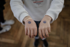 Membrii comisiei de votare i-au pus ștampila cu Votat lui Iris pe mâini la secția 196 din Montpellier, Franța