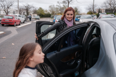 Olivia Sgarbură și fiica ei, Iris, se întorc acasă de la vot la primul tur al alegerilor prezidenţiale din 2024, Montpellier, Franța